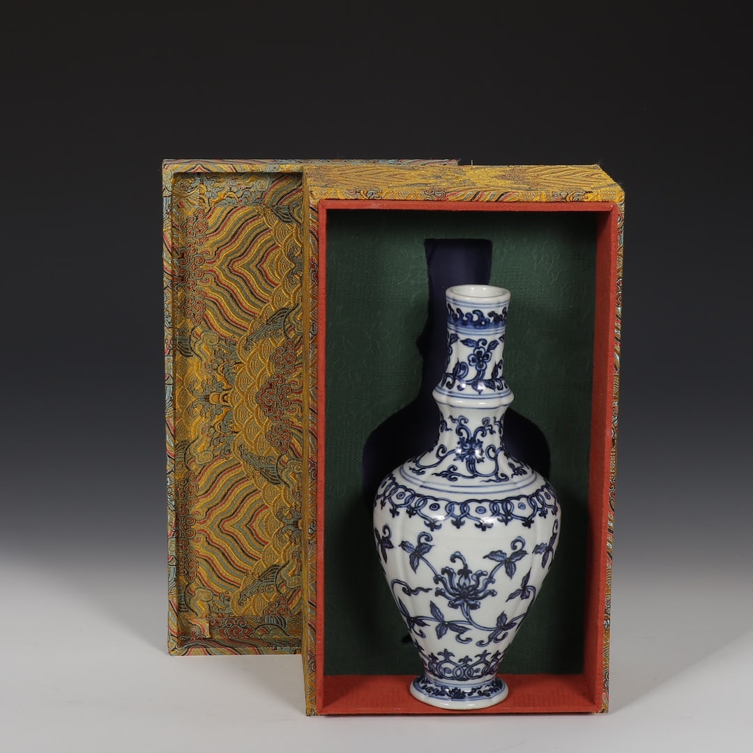 An Exquisite Blue and White Lotus Pattern Vase: An Exquisite Blue and White Lotus Pattern Vase Ming Dynasty, China Size:10.9inx4.7in青花缠枝莲纹甘露瓶 中国明代