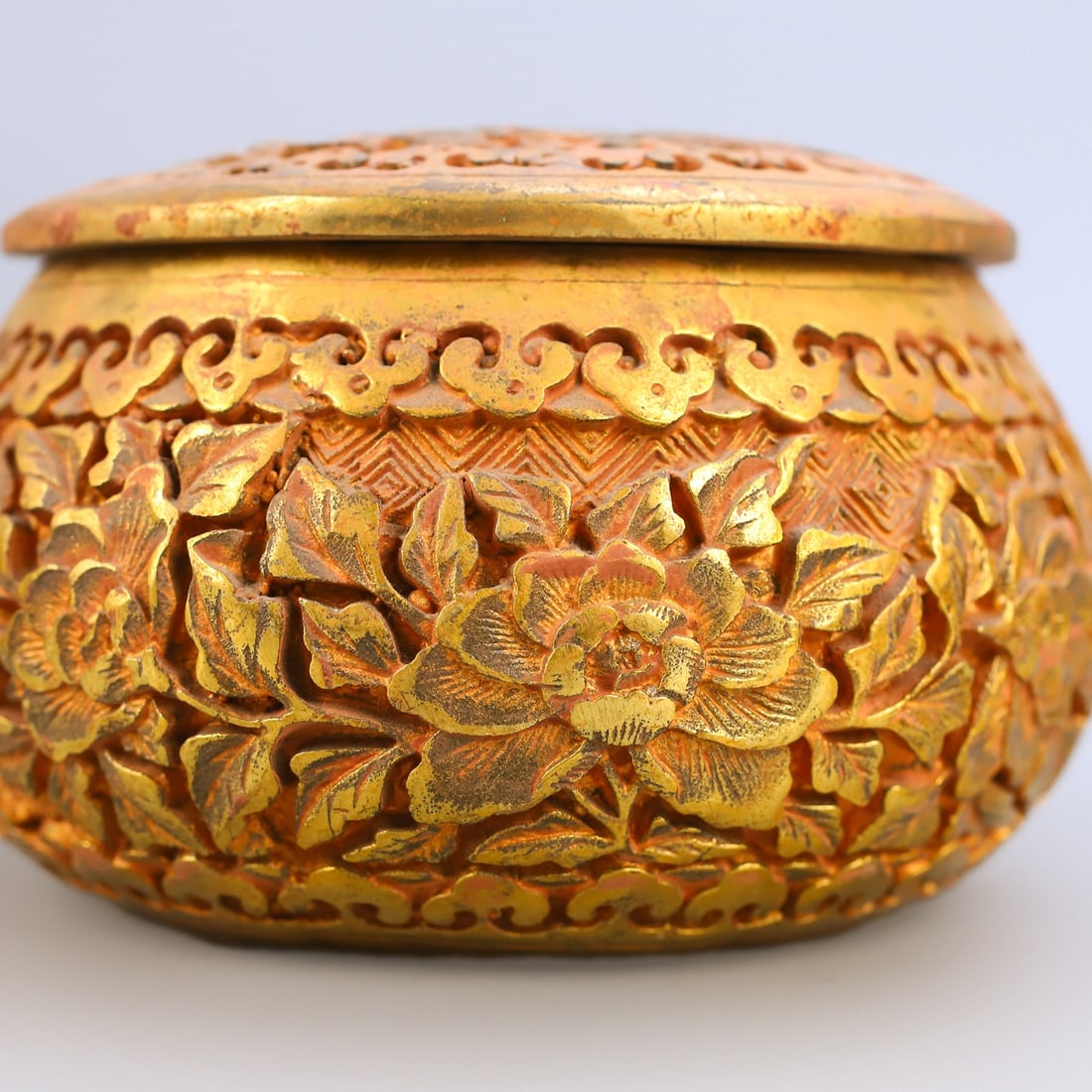 An Exquisite Gilt Bronze Flower Pattern Box - 10