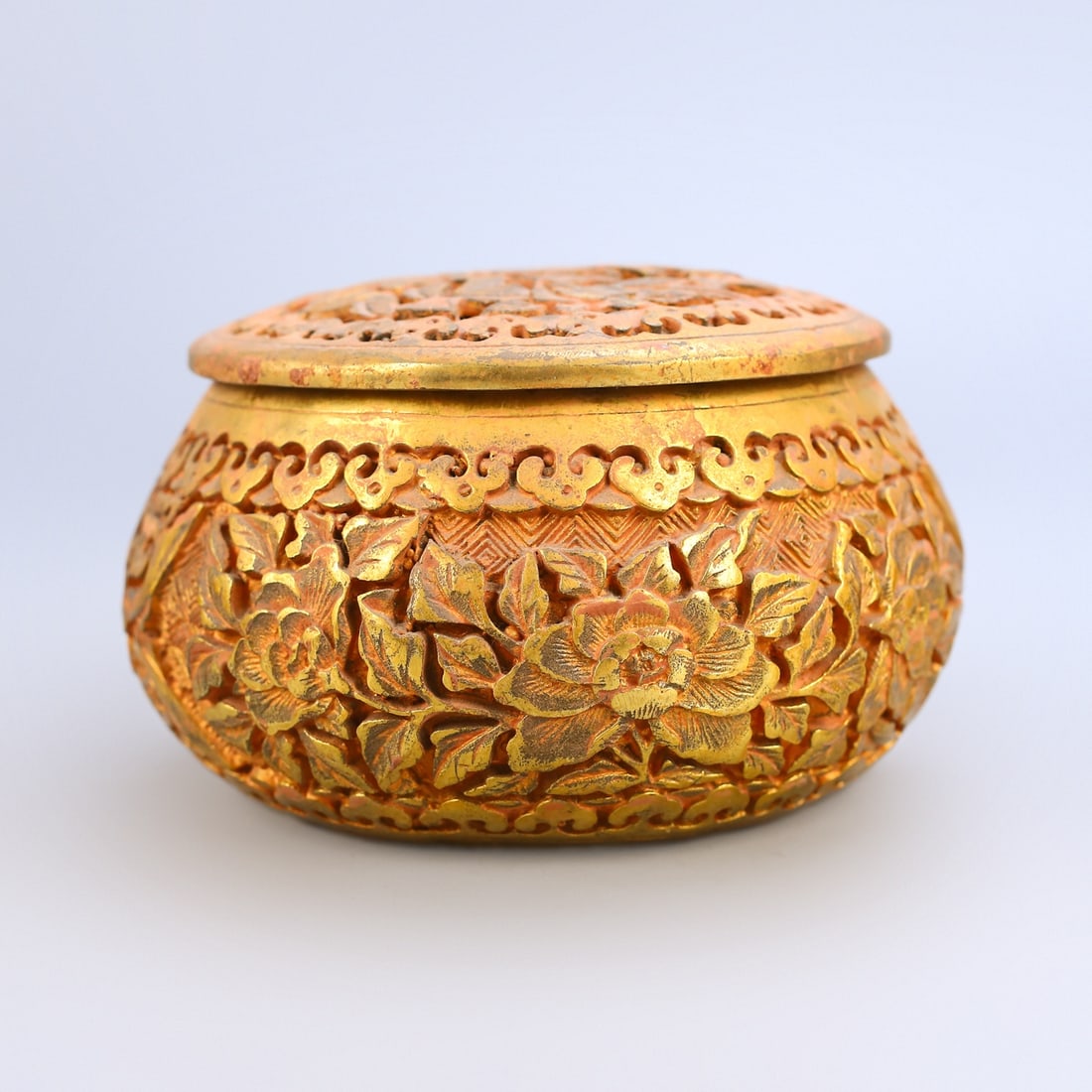 An Exquisite Gilt Bronze Flower Pattern Box: An Exquisite Gilt Bronze Flower Pattern Box Qing Dynasty, China Size:3.3inx5.1in Weight:1065g铜鎏金镂空錾刻香料盒