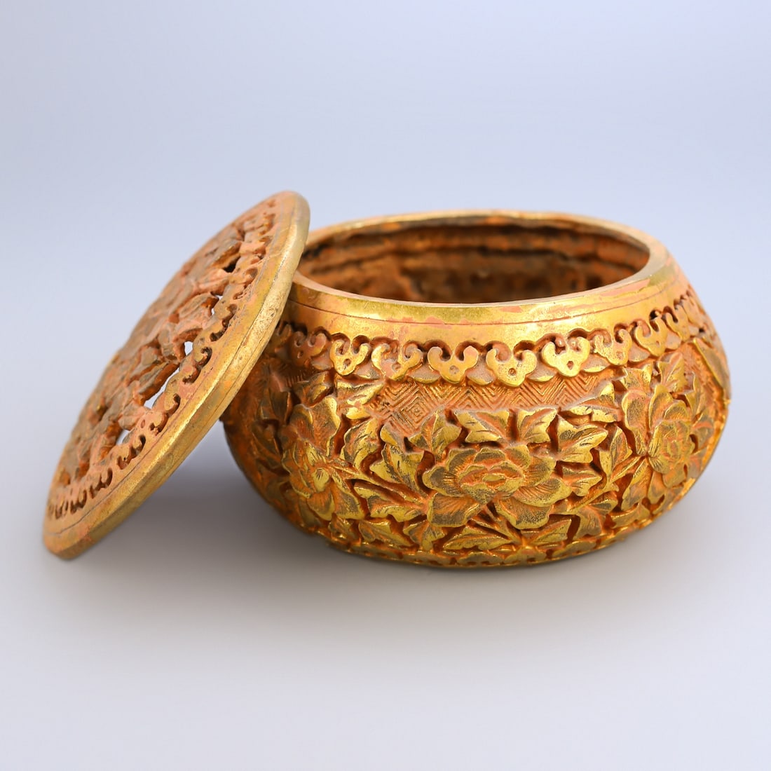 An Exquisite Gilt Bronze Flower Pattern Box - 5