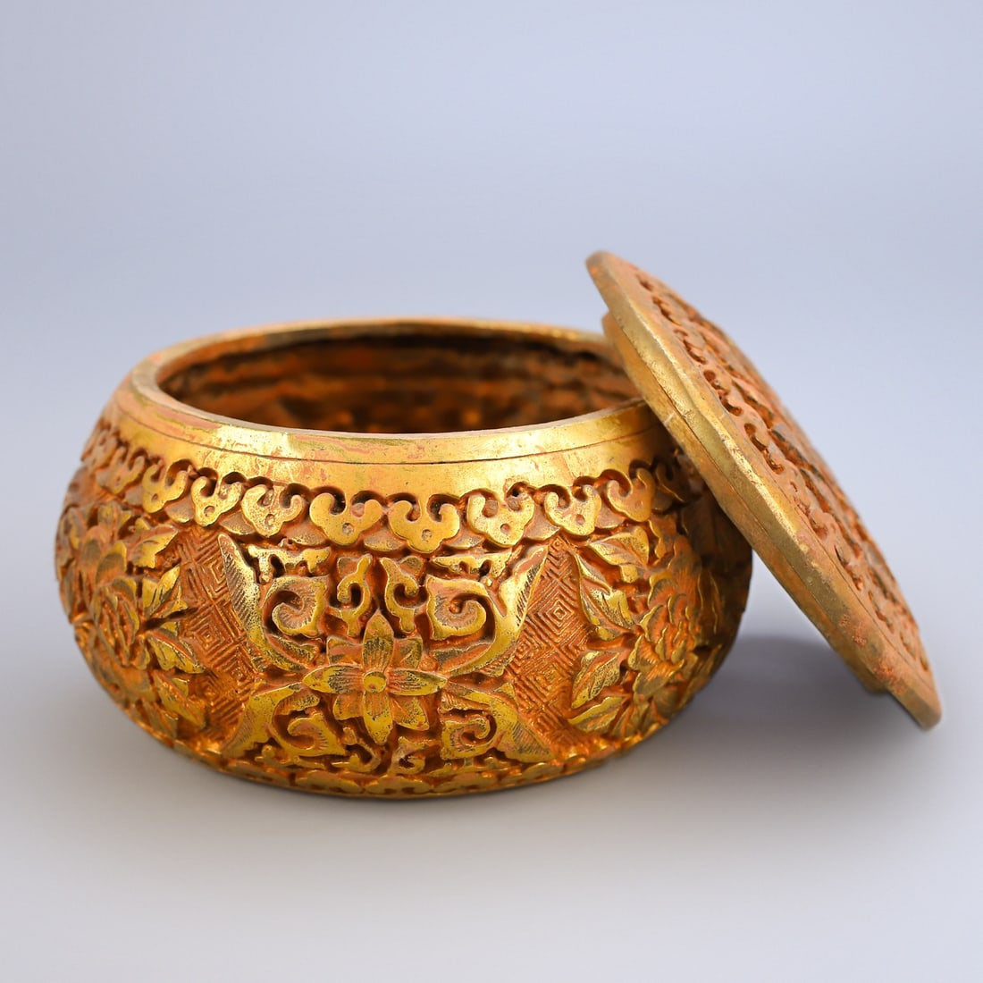 An Exquisite Gilt Bronze Flower Pattern Box - 7