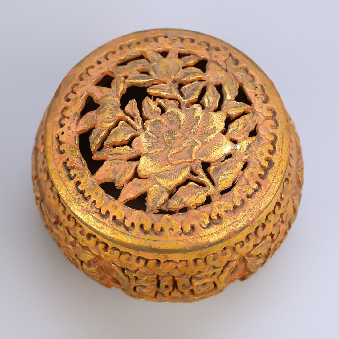 An Exquisite Gilt Bronze Flower Pattern Box - 9