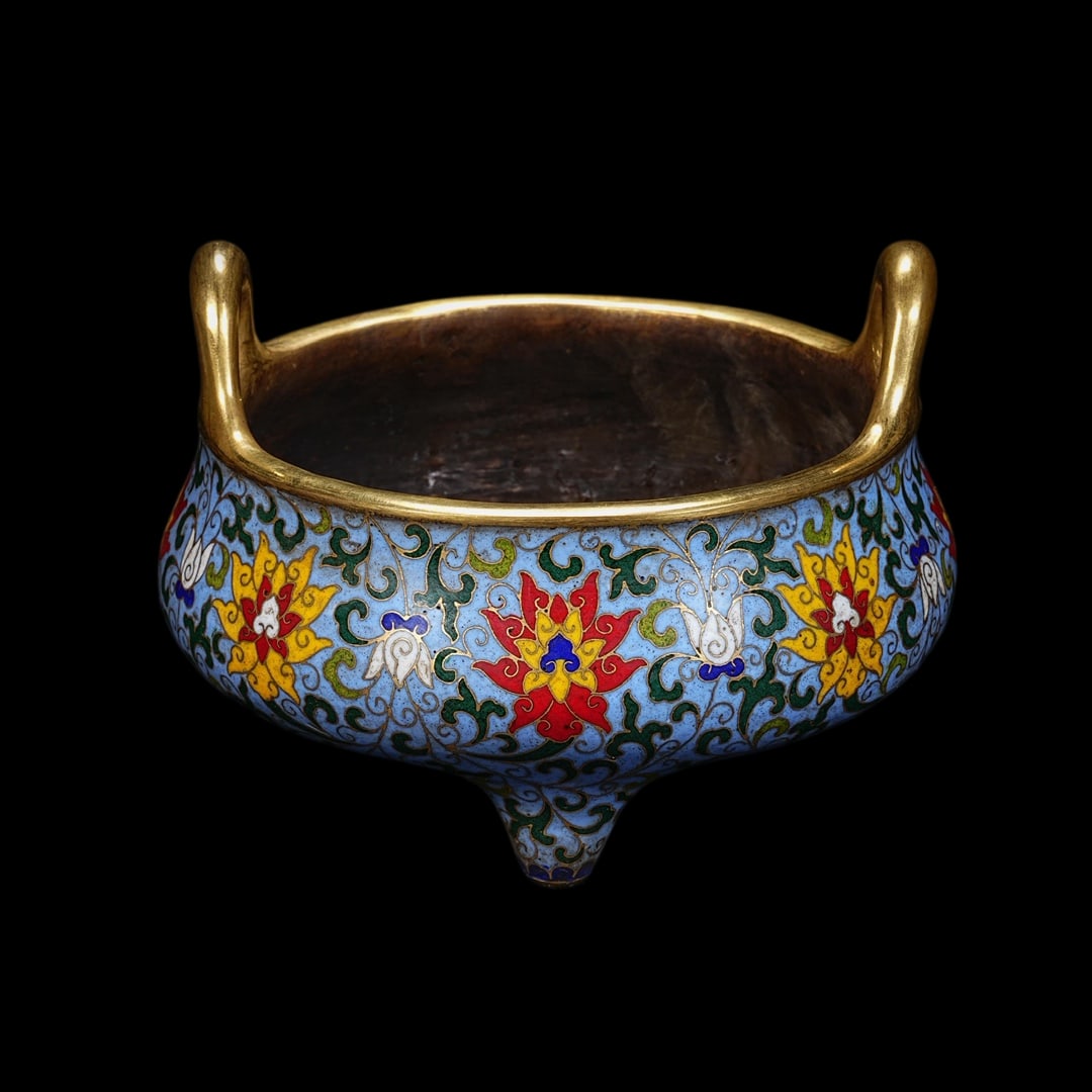 An Exquisite Cloisonne Lotus Pattern Double-Ears and Tripod Censer: An Exquisite Cloisonne Lotus Pattern Double-Ears and Tripod Censer Ming Dynasty, China Xuande Six-character Mark Size:4.1inx6.1in Weight:1550g景泰蓝冲耳炉 中&