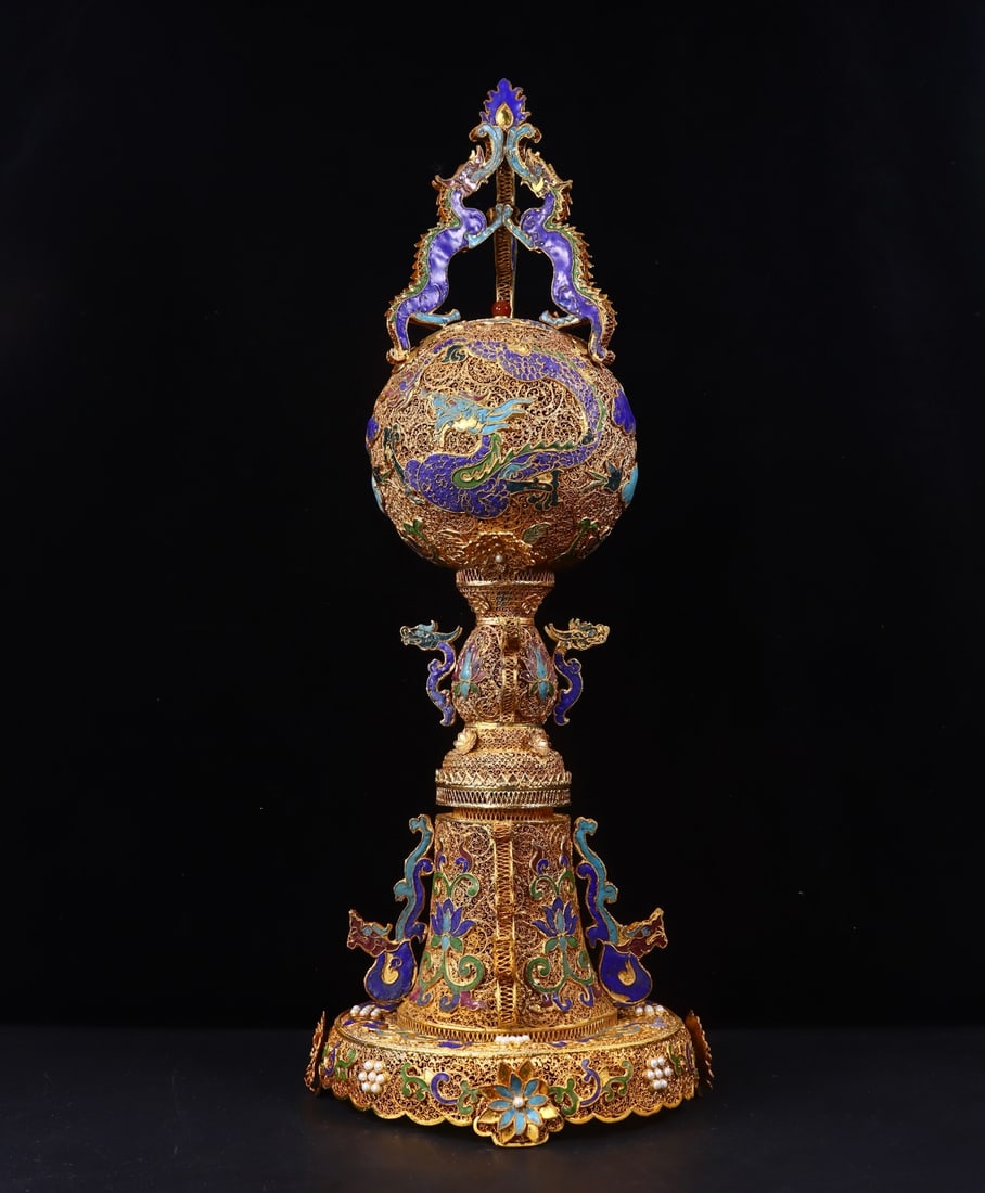 An Exquisite Gilt Bronze Inlaid Gems Dragon Pattern Censer: An Exquisite Gilt Bronze Inlaid Gems Dragon Pattern Censer Qing Dynasty, China Qianlong Four-character Mark Size: 20.9inx8.3in Weight:1560g铜鎏金镶嵌宝石İ