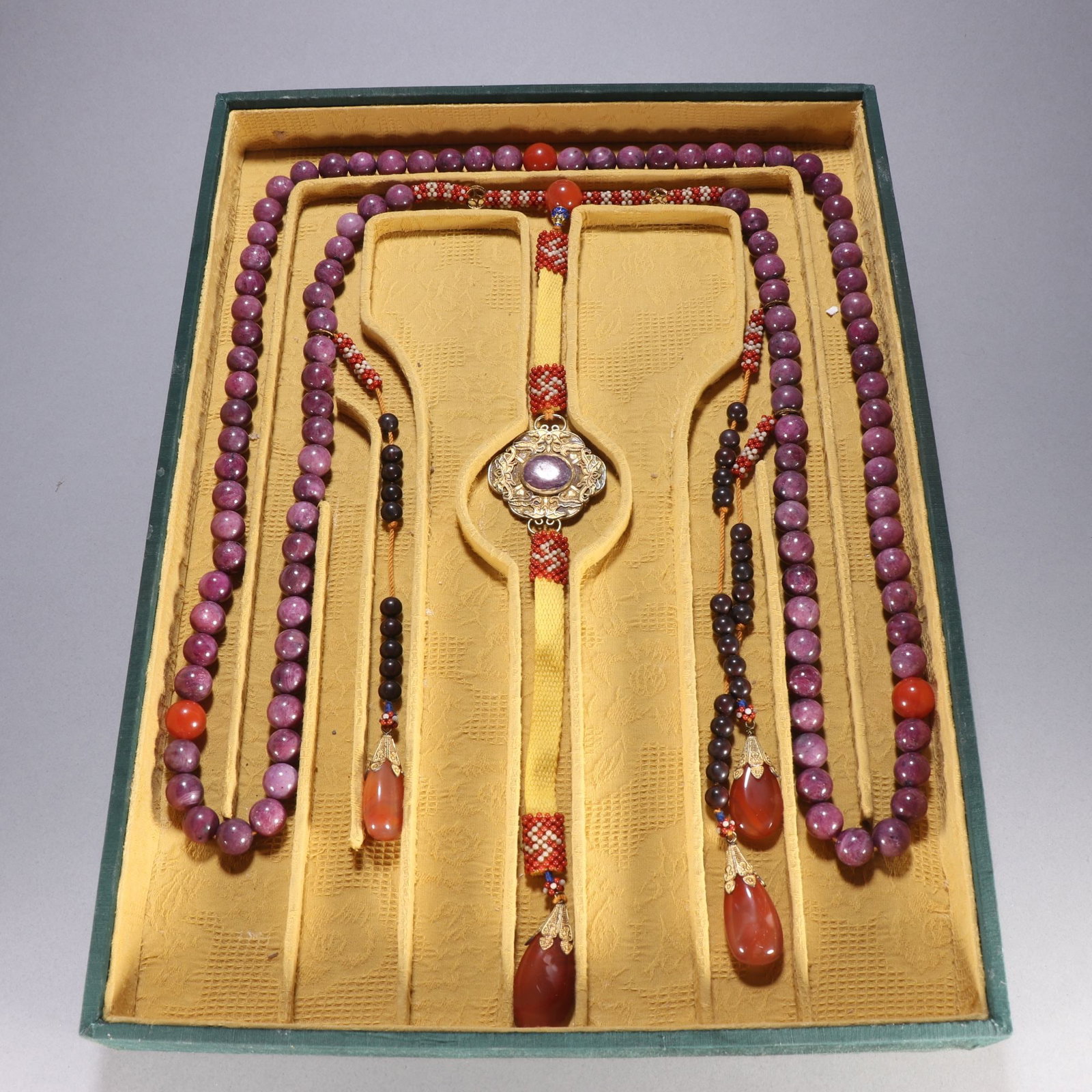 An Exquisite Red Gems Necklace: An Exquisite Red Gems Necklace Qing Dynasty, China Size:0.5in红宝石朝珠一盘 中国清代 Size:1.2cm
