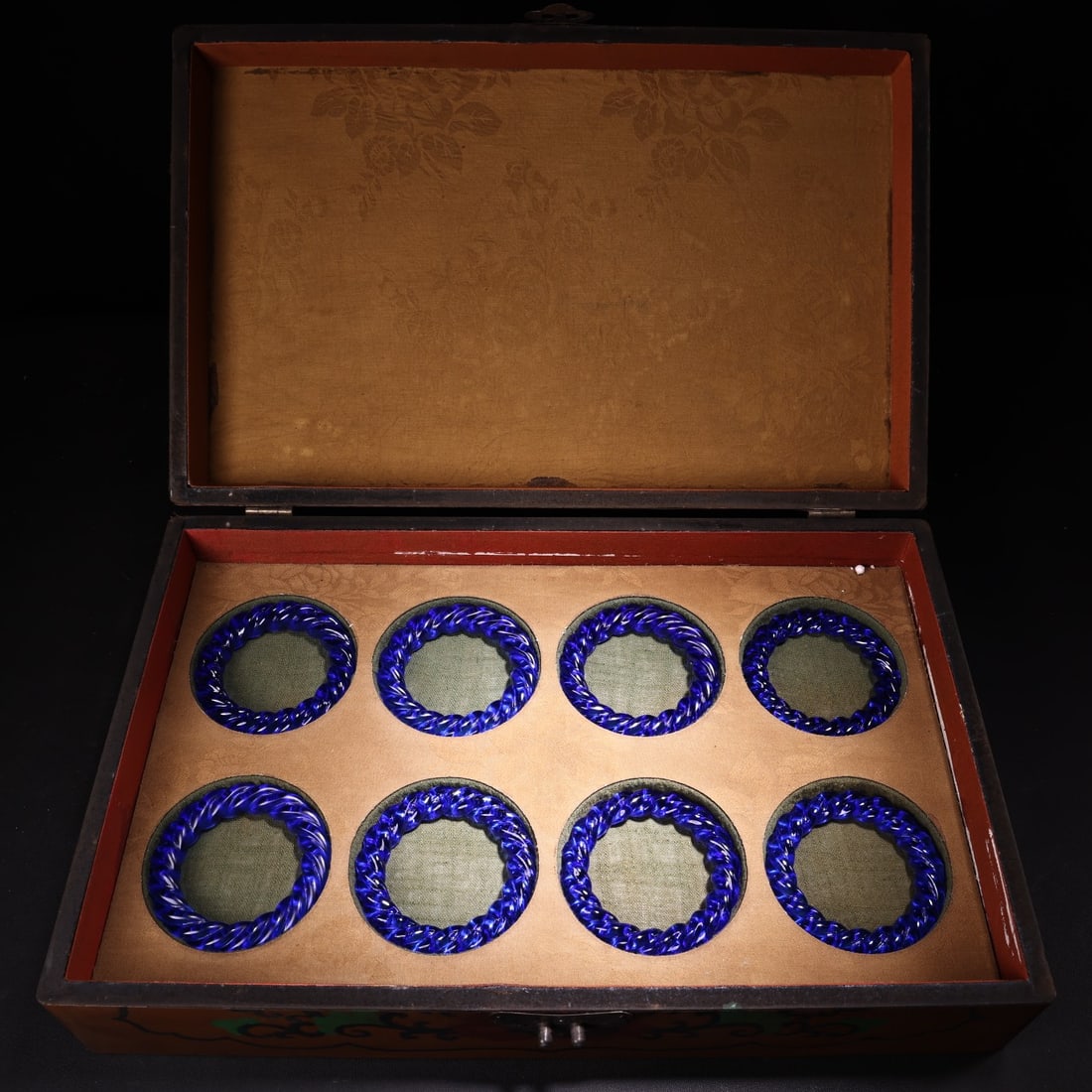 A Set of Fine Gems Bracelets: A Set of Fine Gems Bracelets Qing Dynasty, China Size:(inside diameter)2.4in Weight:100g蓝宝石雕刻麻花手镯一盒