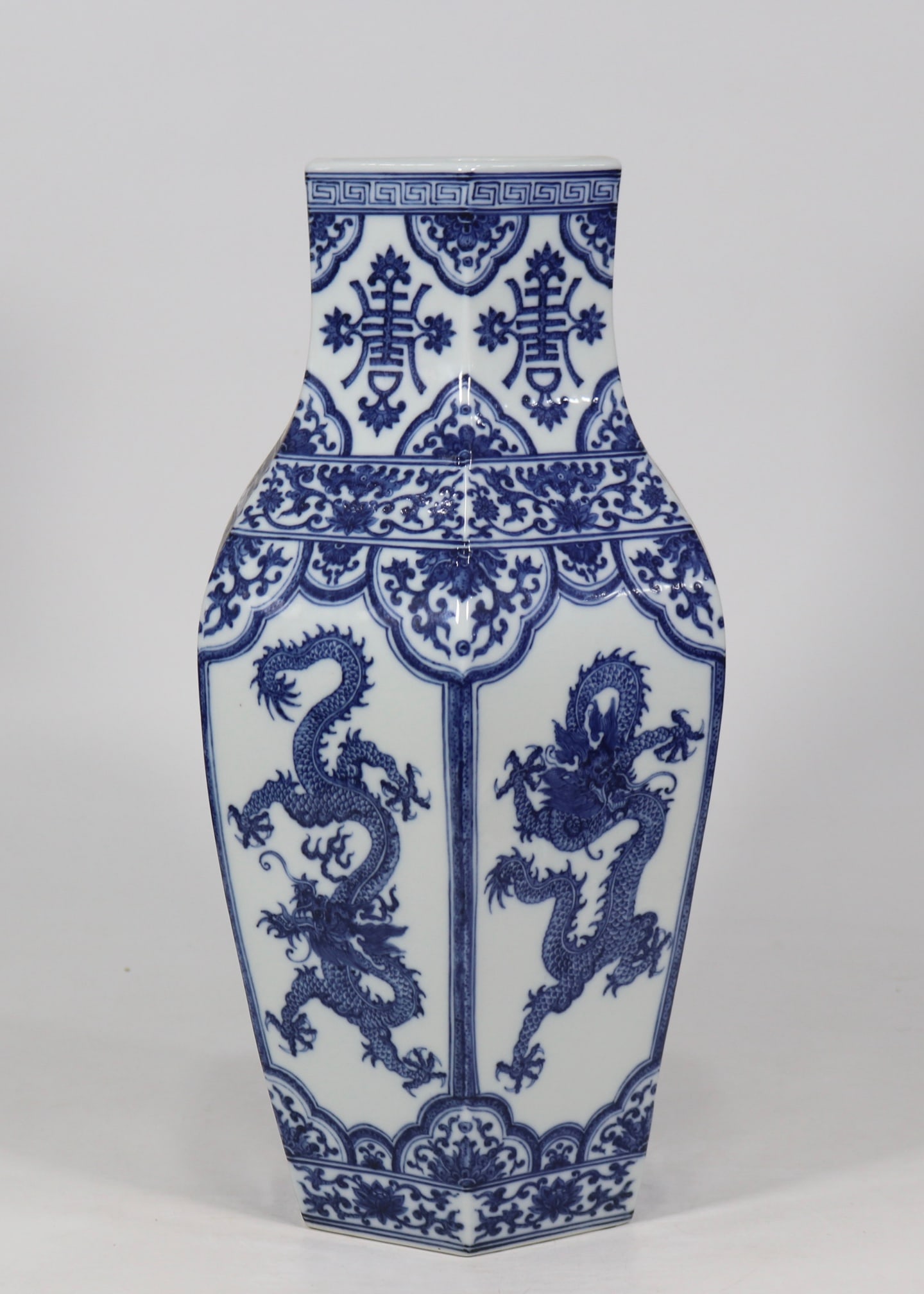 An Exquisite Blue and White Dragon Pattern Lotus Pattern Vase - 2