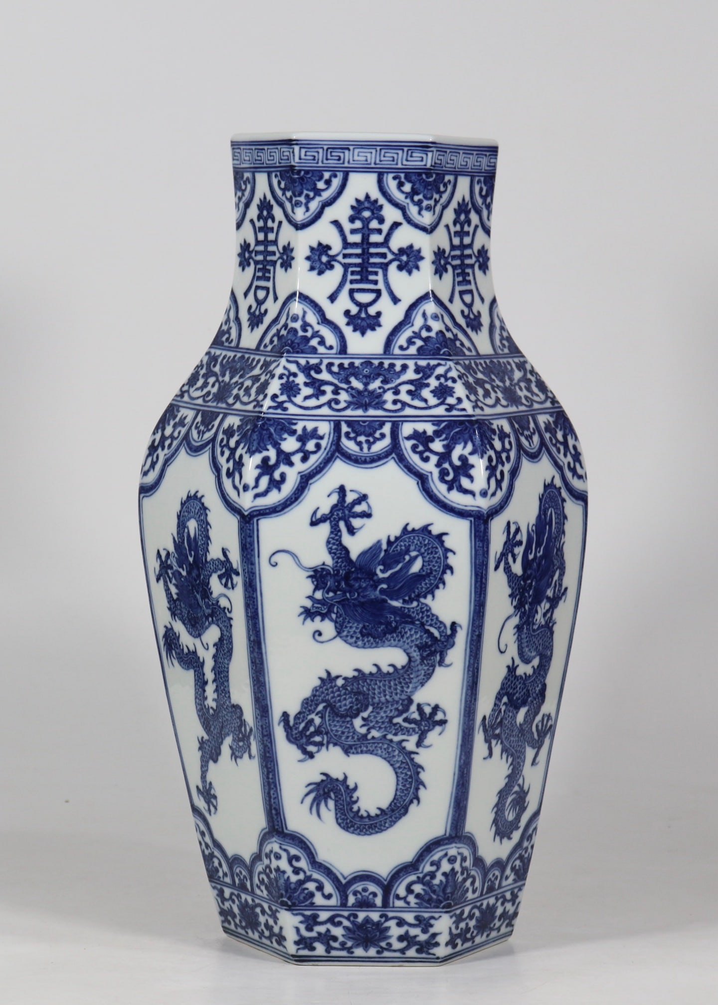 An Exquisite Blue and White Dragon Pattern Lotus Pattern Vase - 3