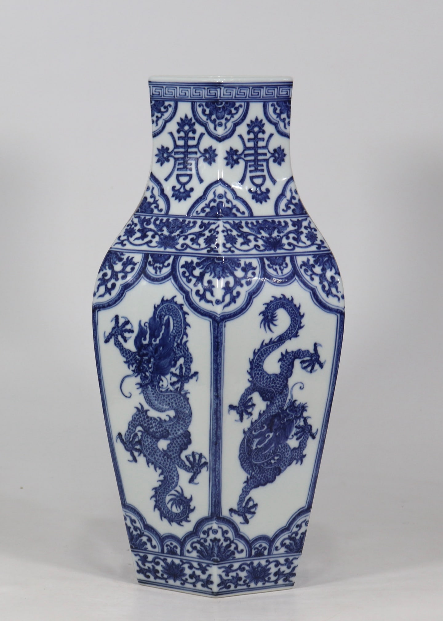 An Exquisite Blue and White Dragon Pattern Lotus Pattern Vase - 4
