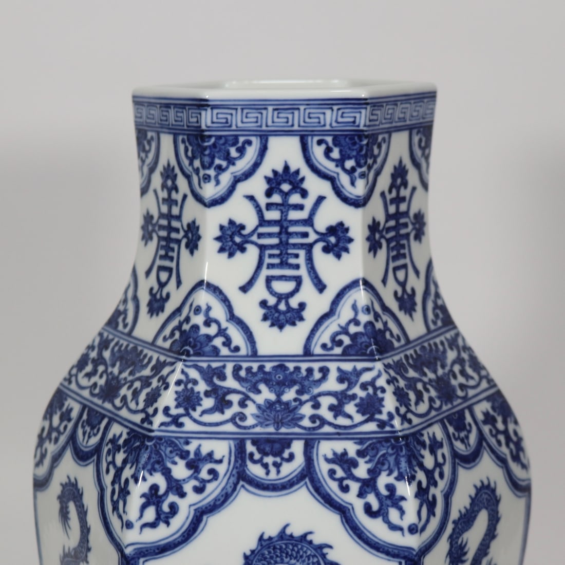 An Exquisite Blue and White Dragon Pattern Lotus Pattern Vase - 5