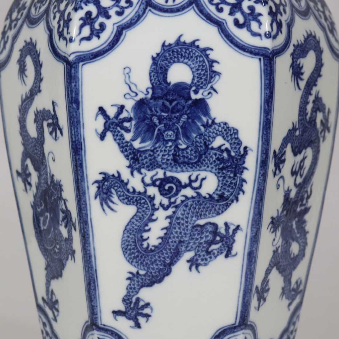 An Exquisite Blue and White Dragon Pattern Lotus Pattern Vase - 6