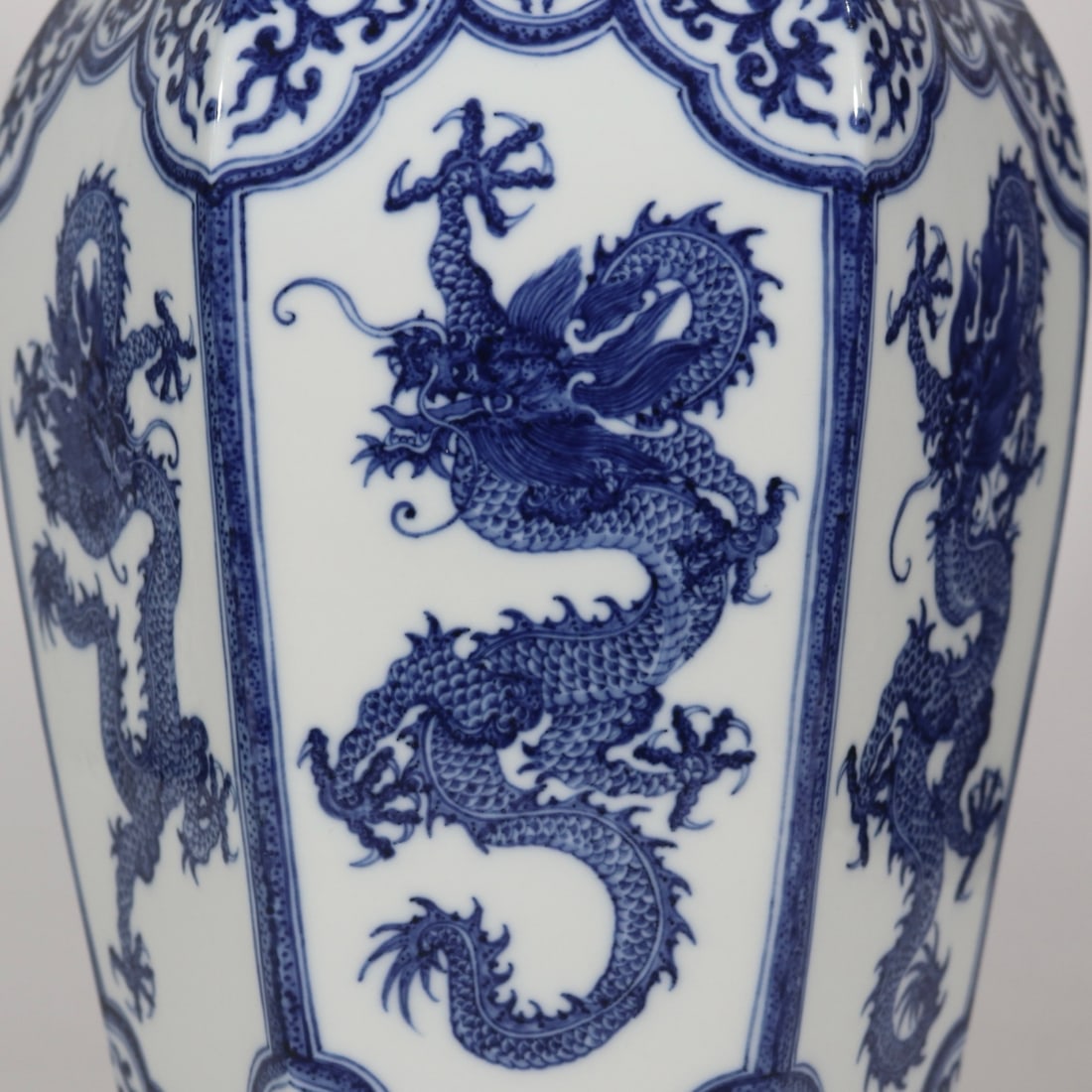 An Exquisite Blue and White Dragon Pattern Lotus Pattern Vase - 7