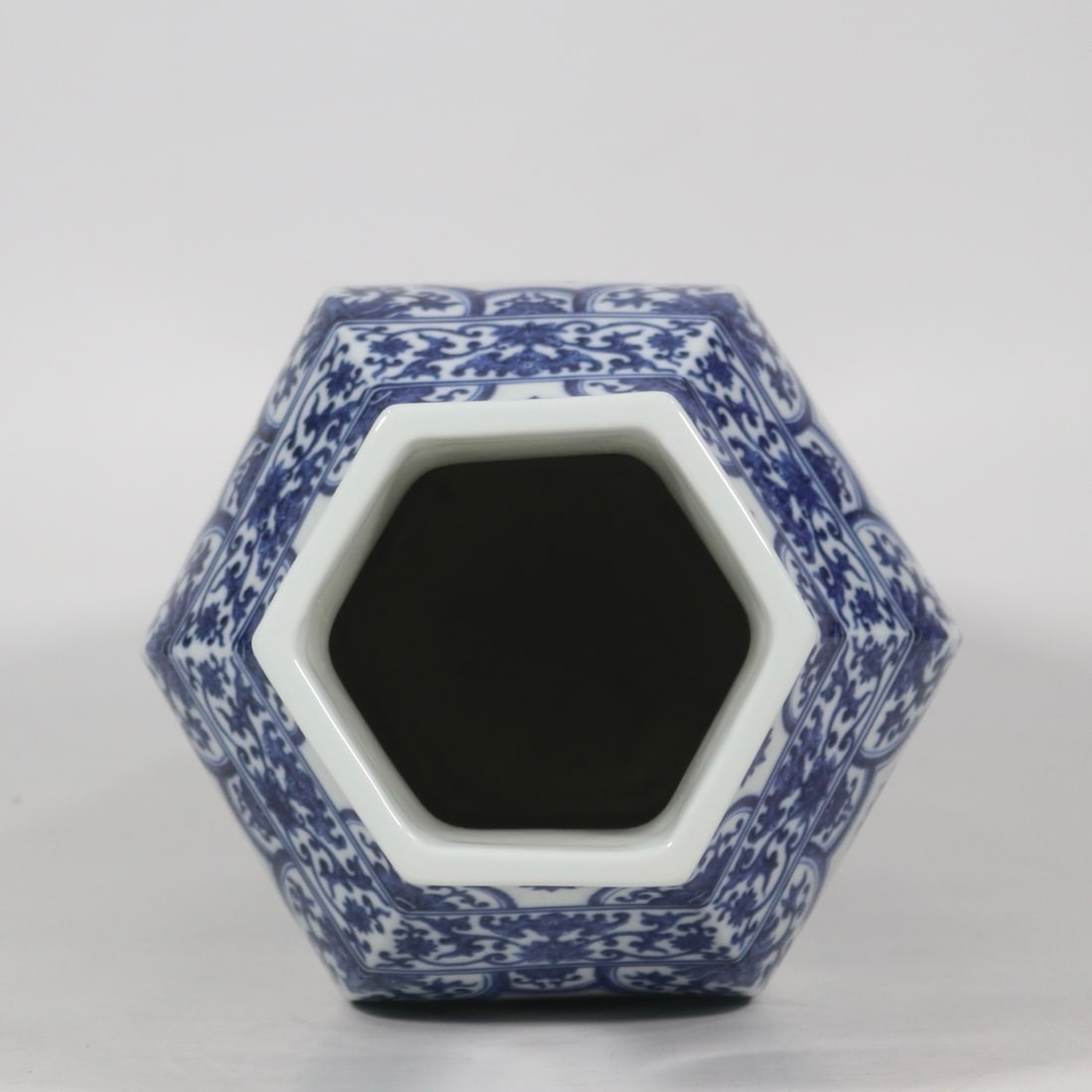 An Exquisite Blue and White Dragon Pattern Lotus Pattern Vase - 8