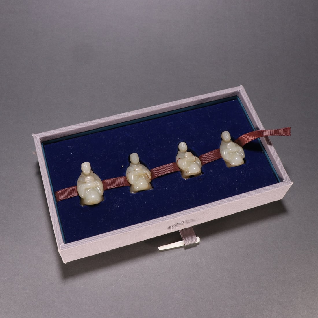 A Set of Fine White Jade Figure Ornament: A Set of Fine White Jade Figure Ornament Qing Dynasty, China Size:1.5inx0.9in Weight:22.7g白玉跪人一套 中国清代 Size:3.9cmx2.3cm Weight:22.7
