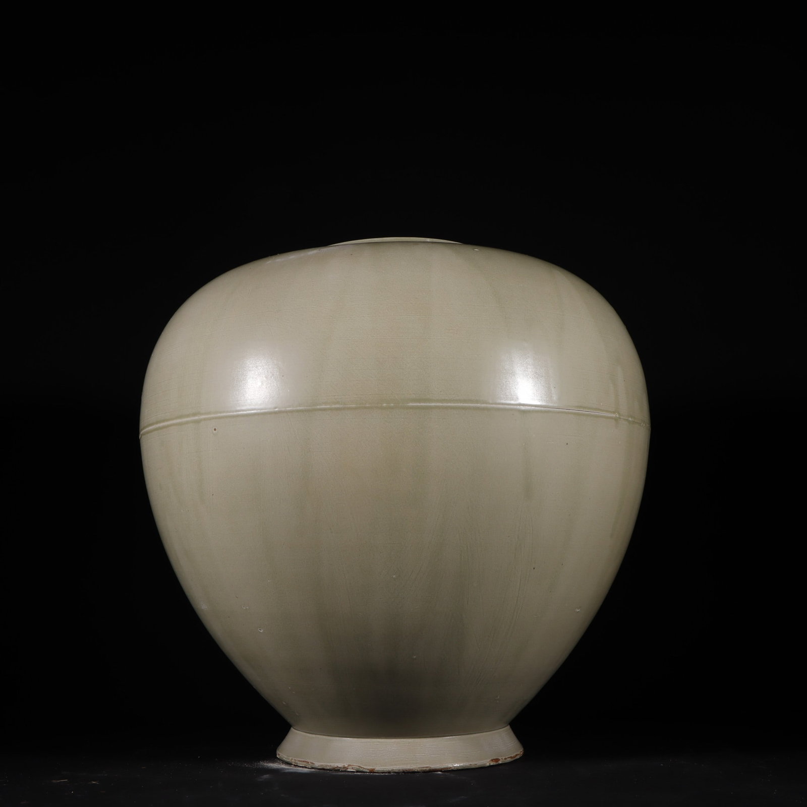 An Exquisite Yue yao Celadon Jar: An Exquisite Yue yao Celadon Jar Tang Dynasty, China Size:12.7inx12.6in越窑秘色青瓷大罐 中国唐代 Size:32.3cmx32cm