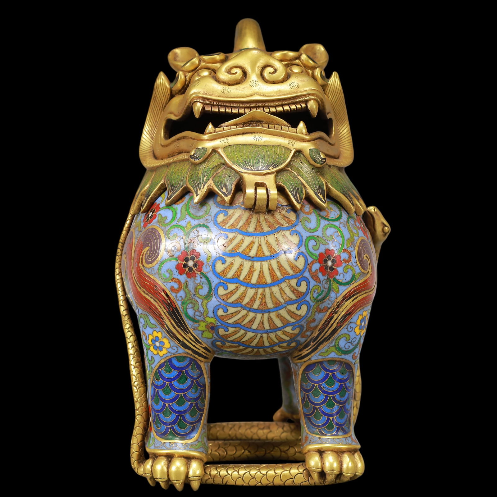 An Exquisite Cloisonne Gilt Bronze Lotus Pattern Lion Censer: An Exquisite Cloisonne Gilt Bronze Lotus Pattern Lion Censer Qing Dynasty, China Qianlong Four-character MarkSize:6.7inx5.5inx9.8in Weight:4100g景泰蓝铜鎏金缠