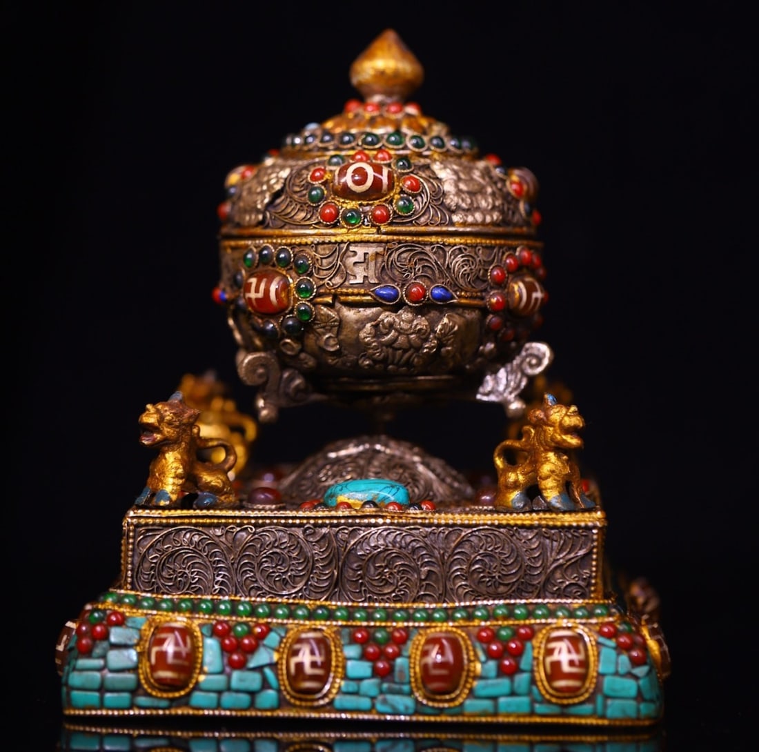 An Exquisite Silver Inlaid Gems Dzi Bead With Sanskrit Ornament: An Exquisite Silver Inlaid Gems Dzi Bead With Sanskrit Ornament Qing Dynasty, China Size:6.3inx4.7in Weight:900g银嵌宝石天珠转经轮