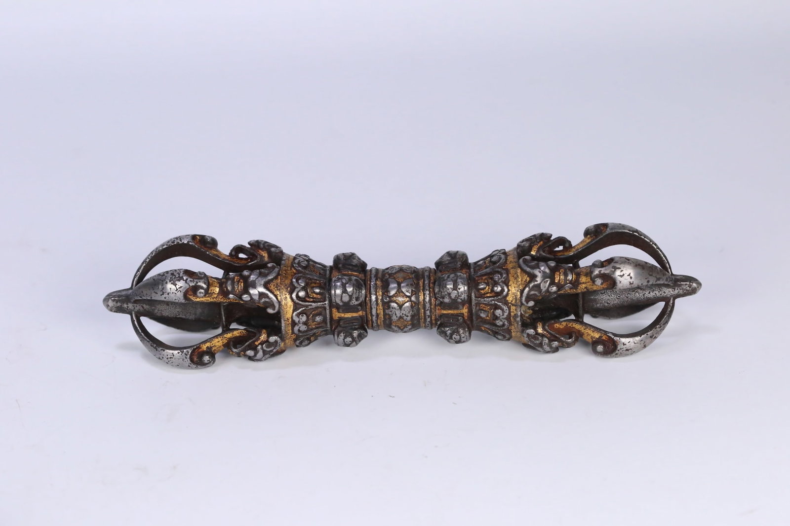 An Exquisite Iron gilding Vajry Pestle: An Exquisite Iron gilding Vajry Pestle Qing Dynasty, China Size:8.3inx2in Weight:649.8g铁剪金五股金刚杵 中国清代