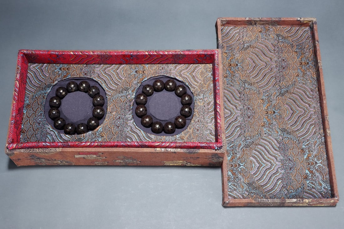 An Exquisite Eaglewood Auspicious Cloud Pattern Bracelets: An Exquisite Eaglewood Auspicious Cloud Pattern Bracelets Qing Dynasty, China Size:0.8in沉香木手串掐金丝祥云古纹