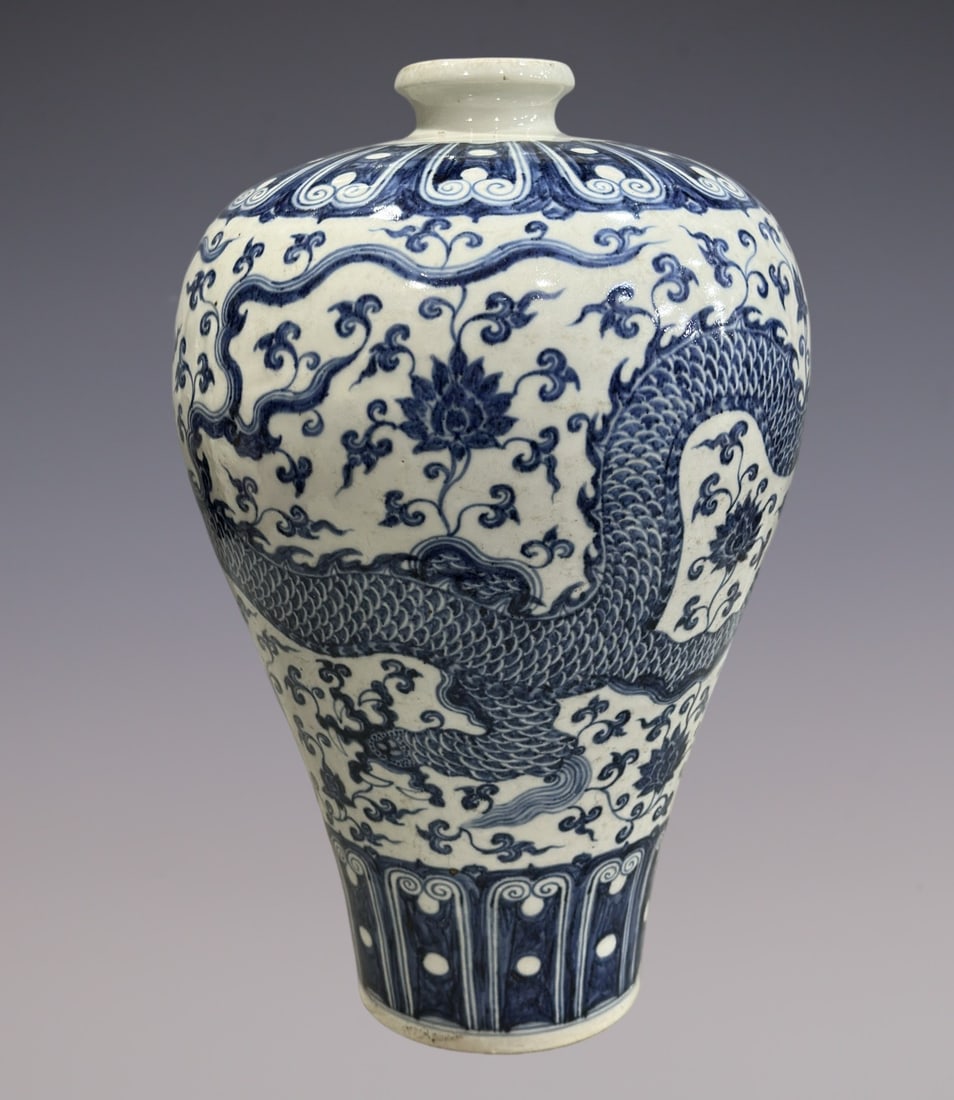 An Exquisite Blue and White Dragon Pattern Lotus Pattern Vase - 4