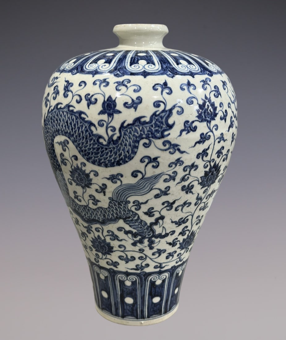 An Exquisite Blue and White Dragon Pattern Lotus Pattern Vase - 5