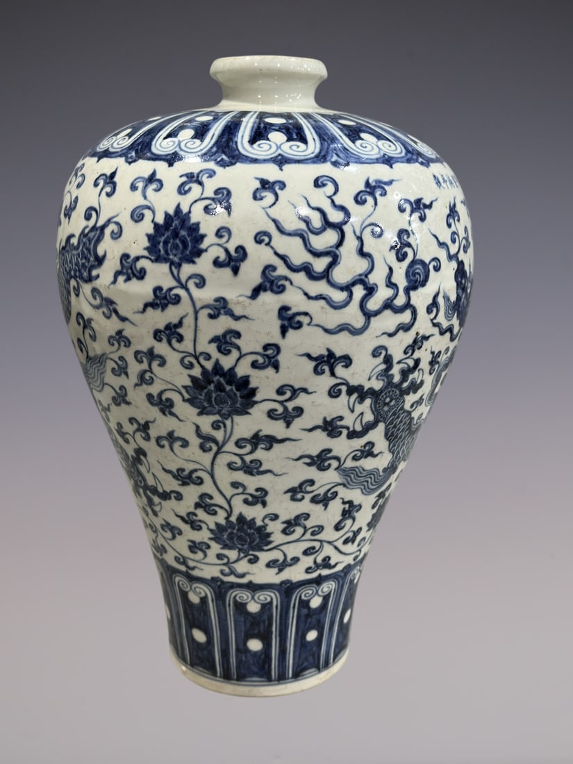An Exquisite Blue and White Dragon Pattern Lotus Pattern Vase - 6