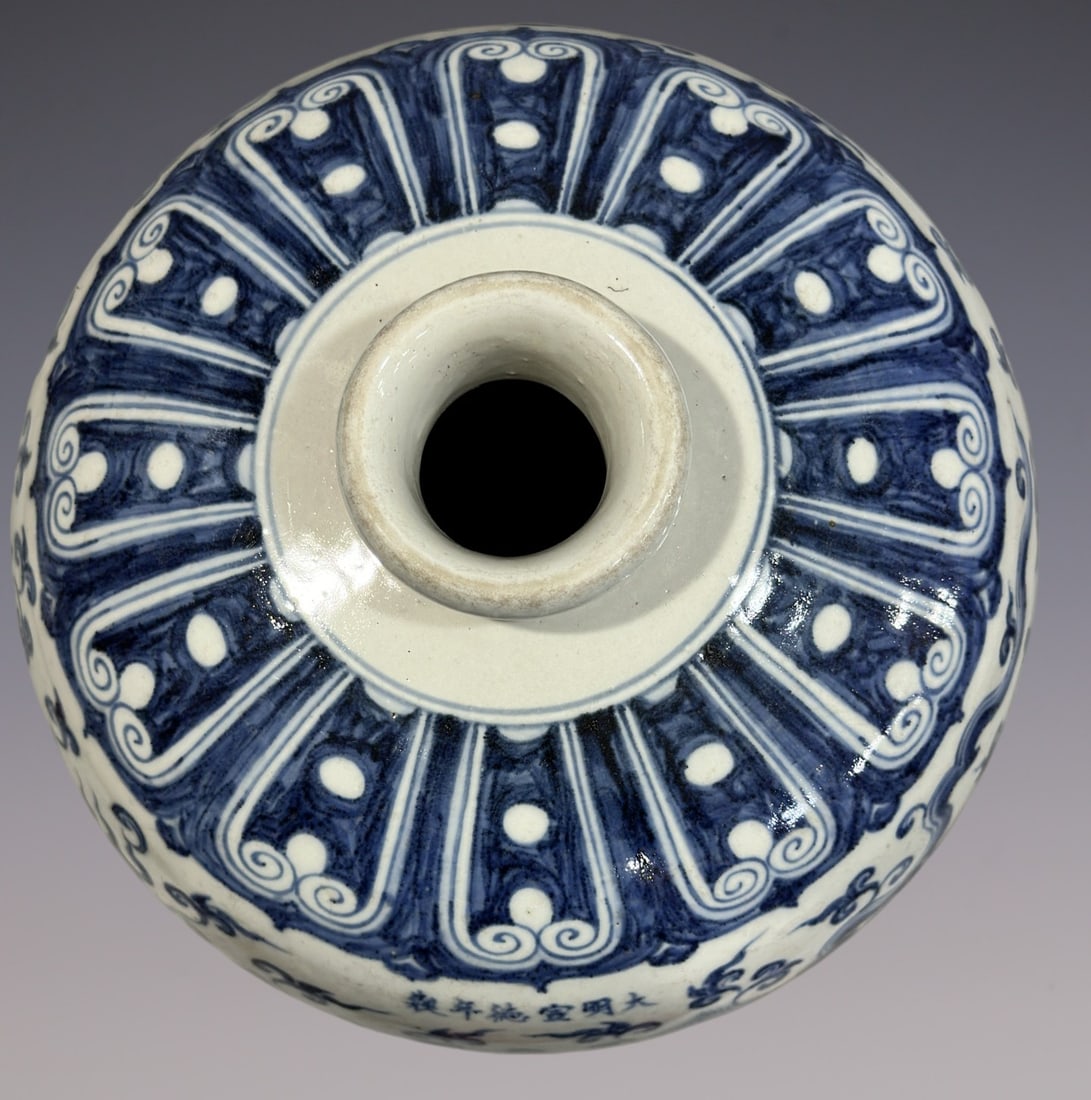 An Exquisite Blue and White Dragon Pattern Lotus Pattern Vase - 7
