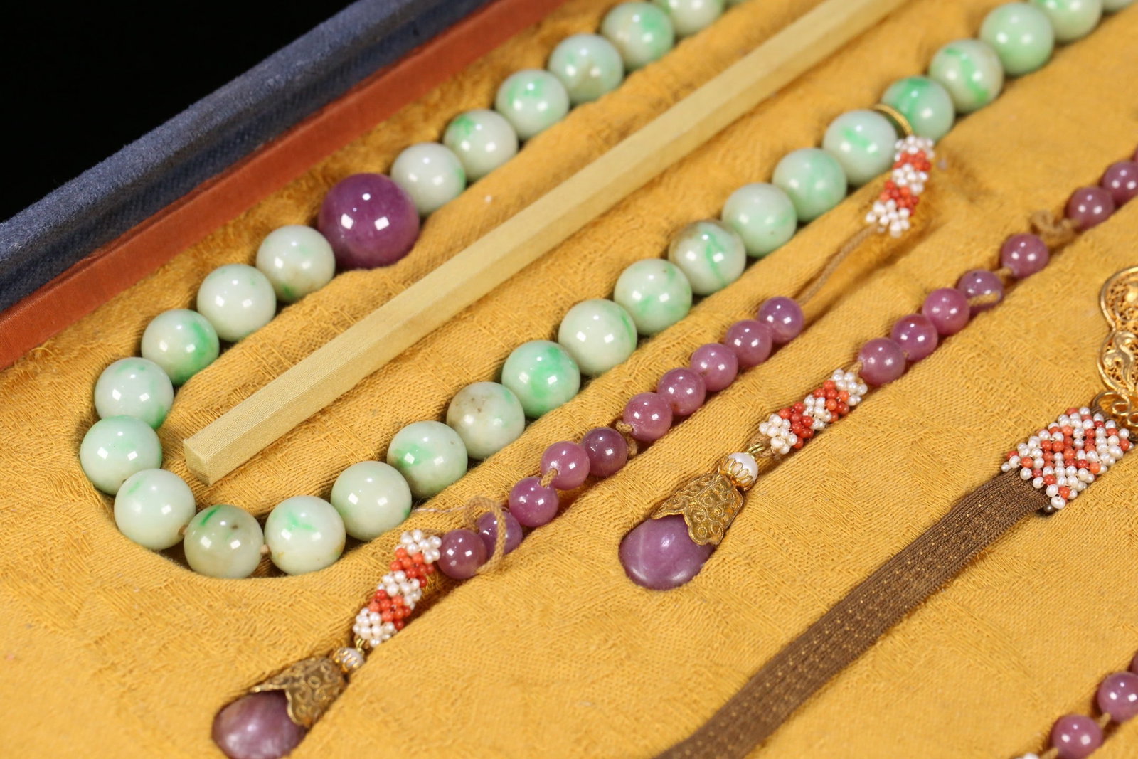 An Exquisite Jadeite Bracelets - 3
