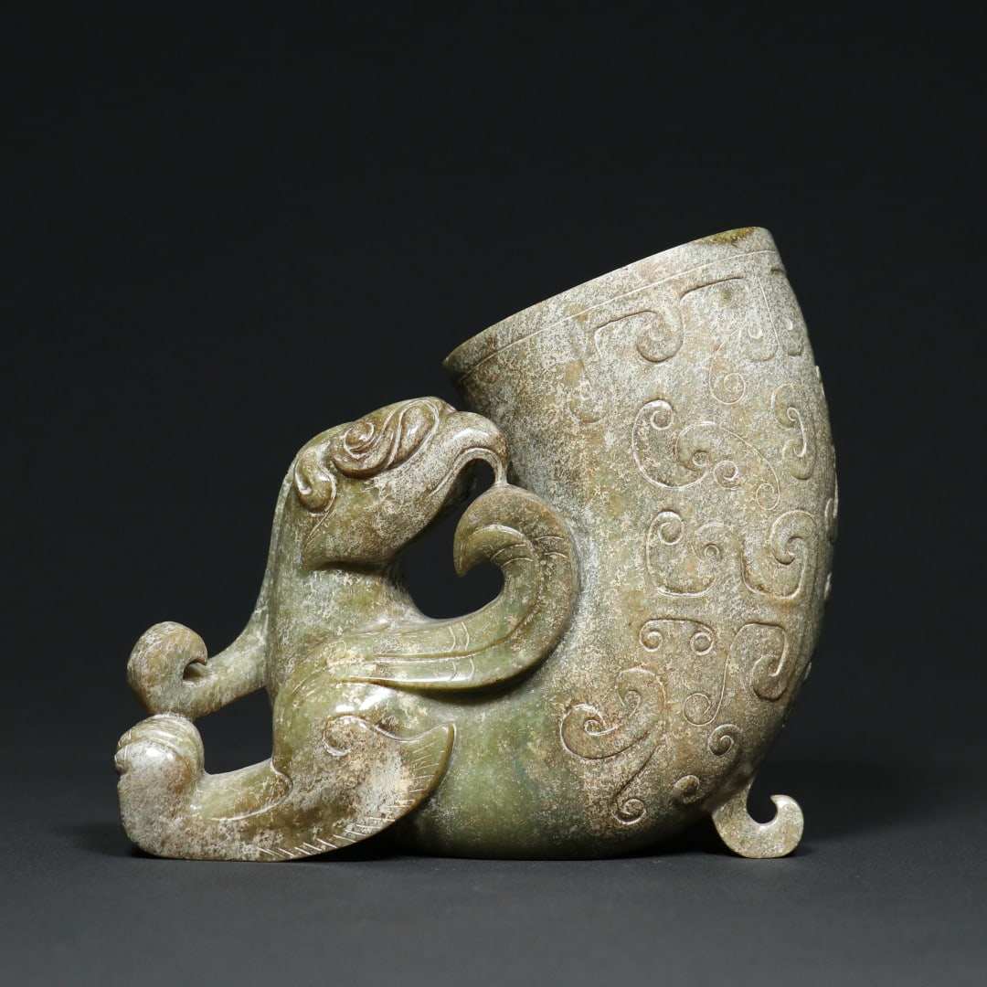 An Exquisite White Jade Phoenix-Shaped Cup Ornament: An Exquisite White Jade Phoenix-Shaped Cup Ornament Han Dynasty, China Size:5.9inx3.1inx5.3in Weight:1051g白玉凤鸟玉杯摆件 中国汉É