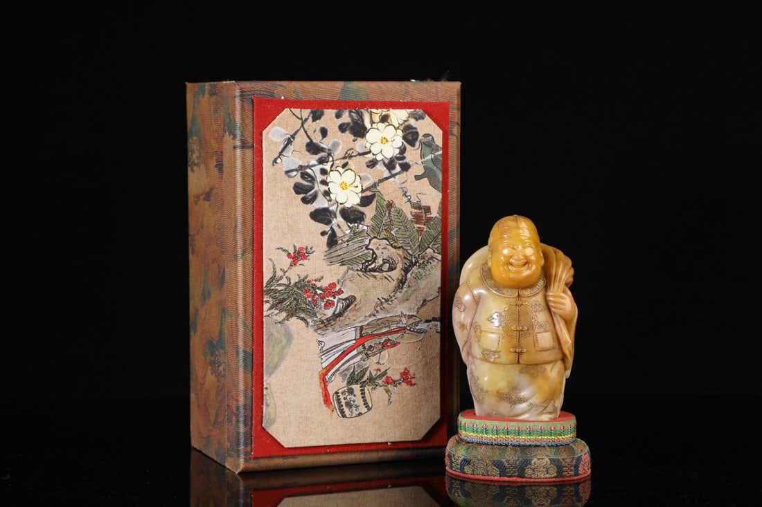 An Exquisite Shoushan Stone Figure Ornament: An Exquisite Shoushan Stone Figure Ornament Qing Dynasty, China Size:4.9inx2.8inx2.6in Weight:615g寿山石财主人物摆件
