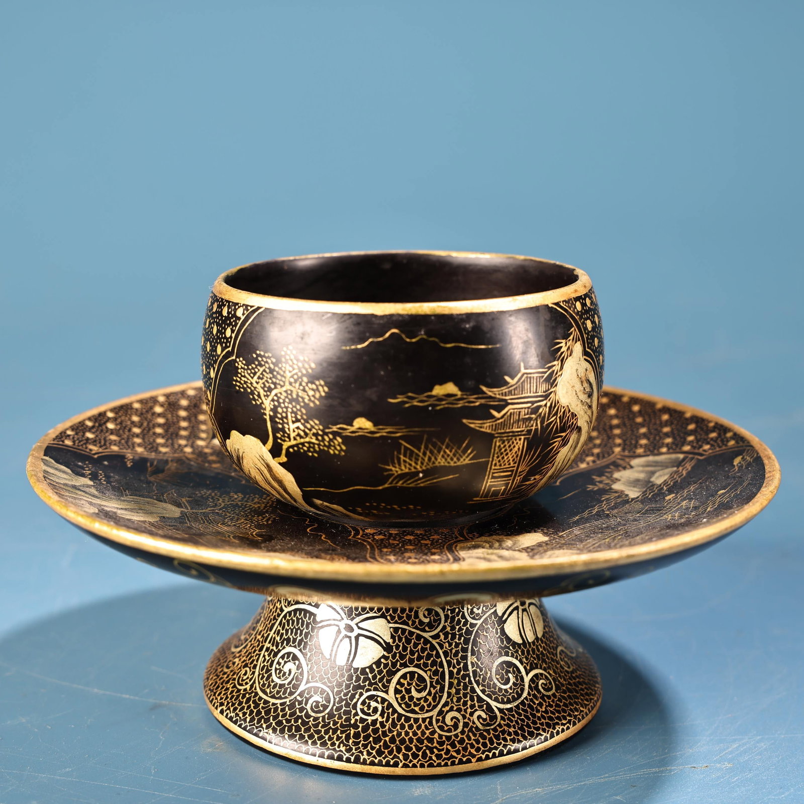 An Exquisite Black Lacquer Painted Gold Landscape Pattern Plate: An Exquisite Black Lacquer Painted Gold Landscape Pattern Plate Qing Dynasty, China Qianlong Six-character Mark Size:3.5inx6.3in