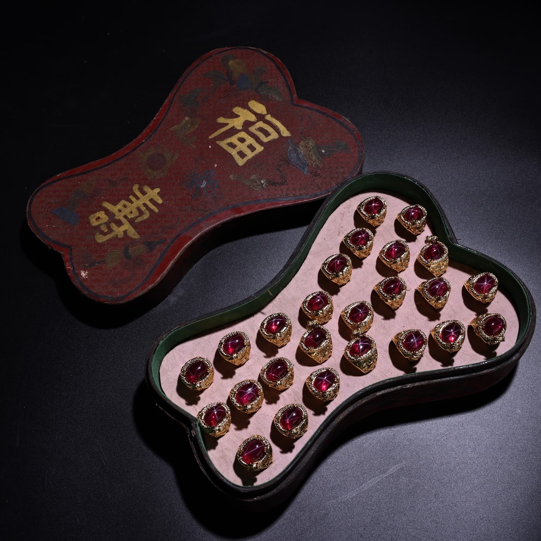 A Set of Fine Gilt Bronze Inlaid Gems Ring: A Set of Fine Gilt Bronze Inlaid Gems Ring Qing Dynasty, China Qianlong Four-character Mark Size:11inx7.5inx2.8in鎏金镶嵌红星光宝石戒指