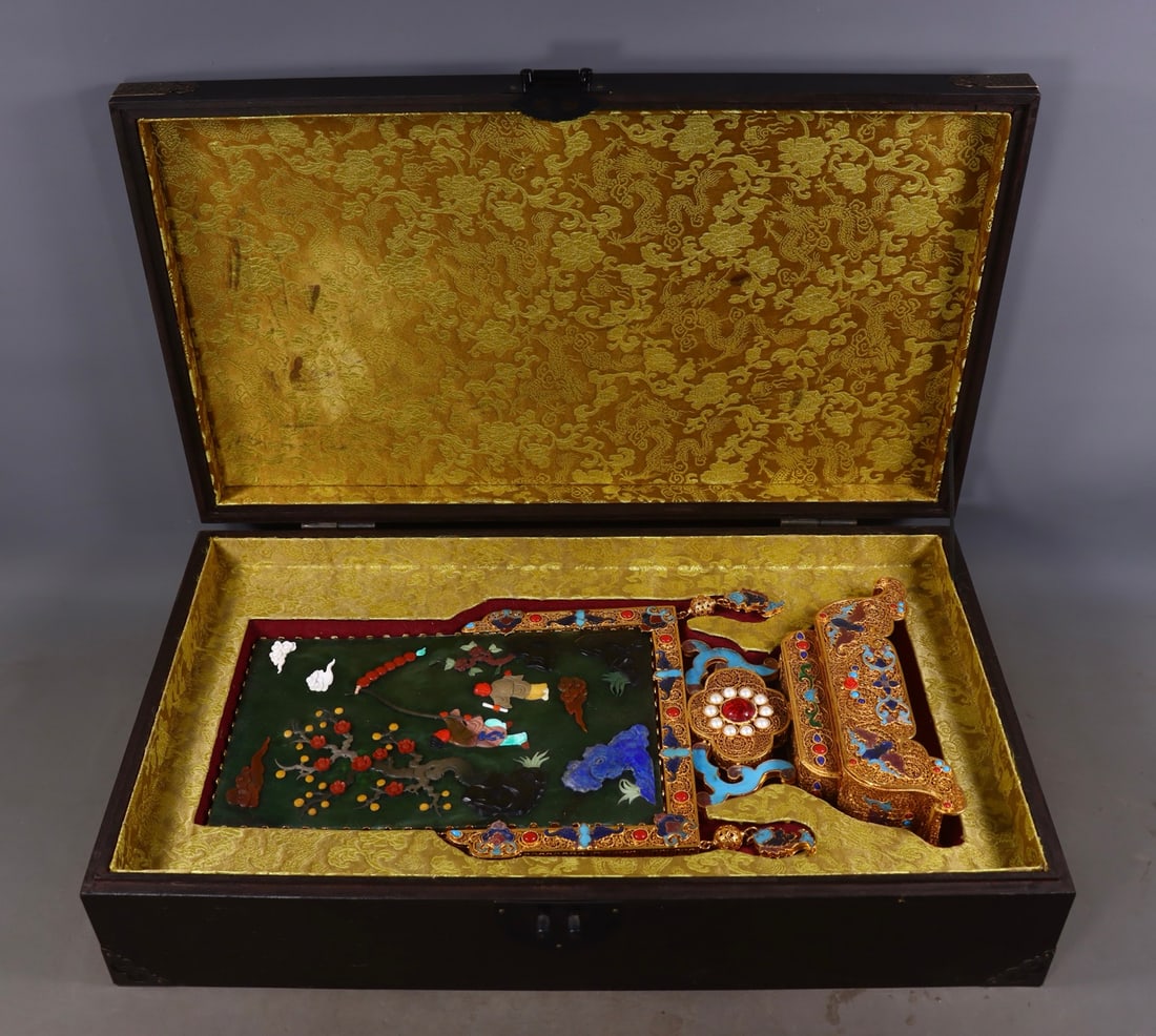 An Exquisite Gilt Bronze Inlaid Gems Character and Story Pattern Screen: An Exquisite Gilt Bronze Inlaid Gems Character and Story Pattern Screen Qing Dynasty, China Qianlong Four-character Mark Size: 17.1inx8.3inx2.6in