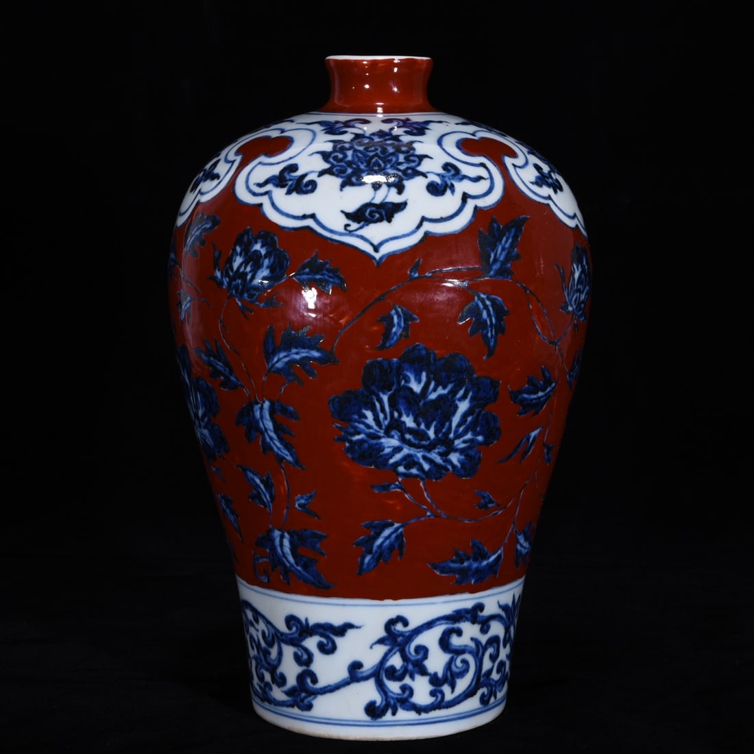 An Exquisite Blue and White Iron-Red Flower Pattern Vase: An Exquisite Blue and White Iron-Red Flower Pattern Vase Ming Dynasty, China Size:11inx7.1in青花矾红花卉纹梅瓶 中国明代 Si