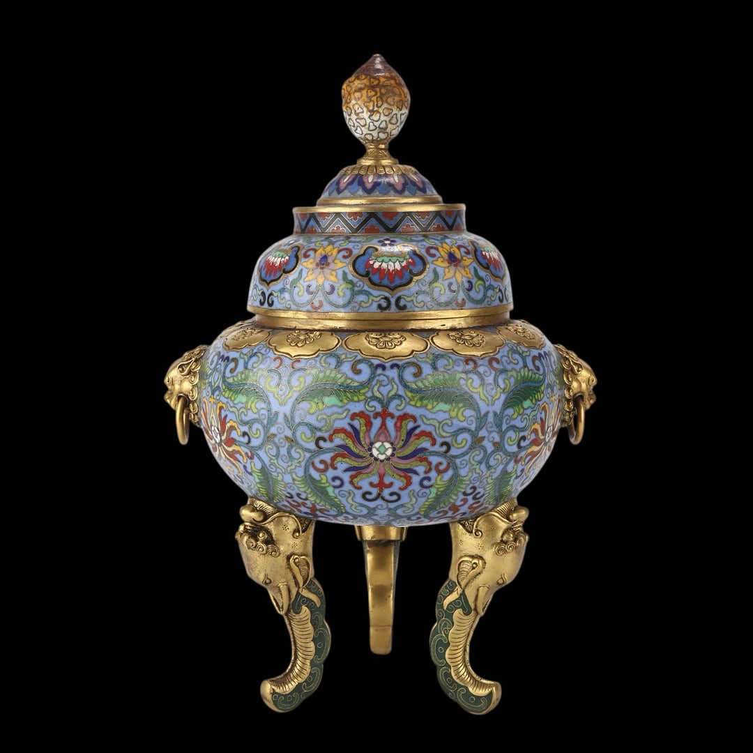 An Exquisite Cloisonne Lotus Pattern Double-Ears and Tripod Censer: An Exquisite Cloisonne Lotus Pattern Double-Ears and Tripod Censer Qing Dynasty, China Qianlong Four-character Mark Size:13inx9.8in Weight:4.3kg景泰蓝一鸣惊人