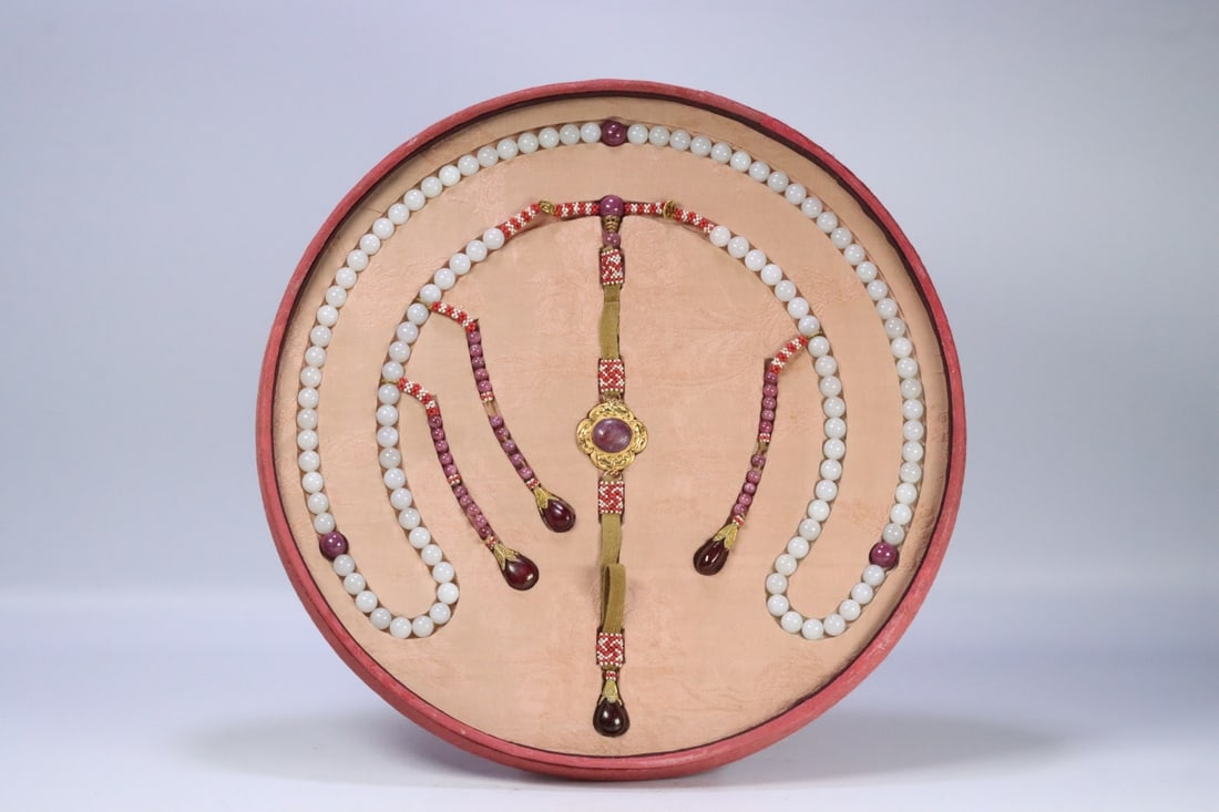 An Exquisite Gems Bracelets: An Exquisite Gems Bracelets Qing Dynasty, China Size:0.5in Weight:399g红宝石白玉朝珠一掛 中国清代 Size:1.2cm Weight:399g