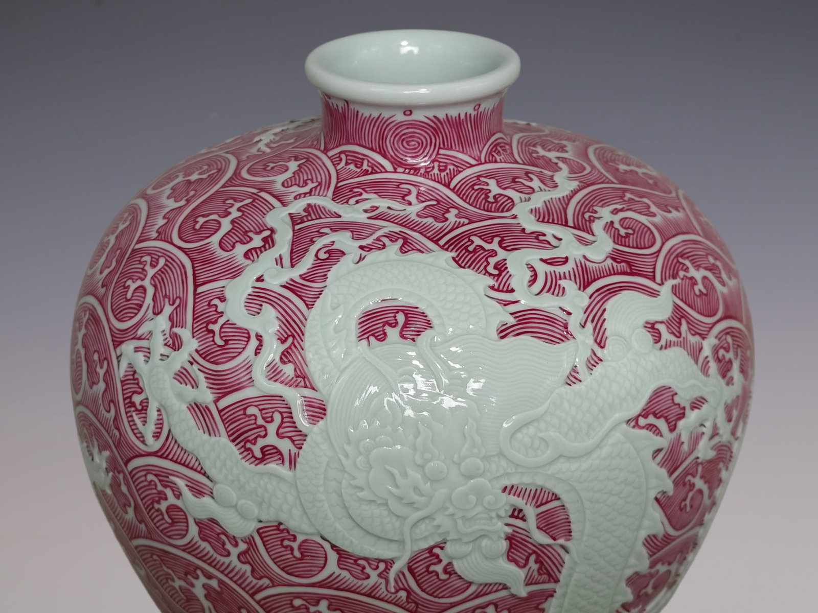 An Exquisite Enamel Ruby Red-Glazed Seawater Pattern Dragon Pattern Vase - 4