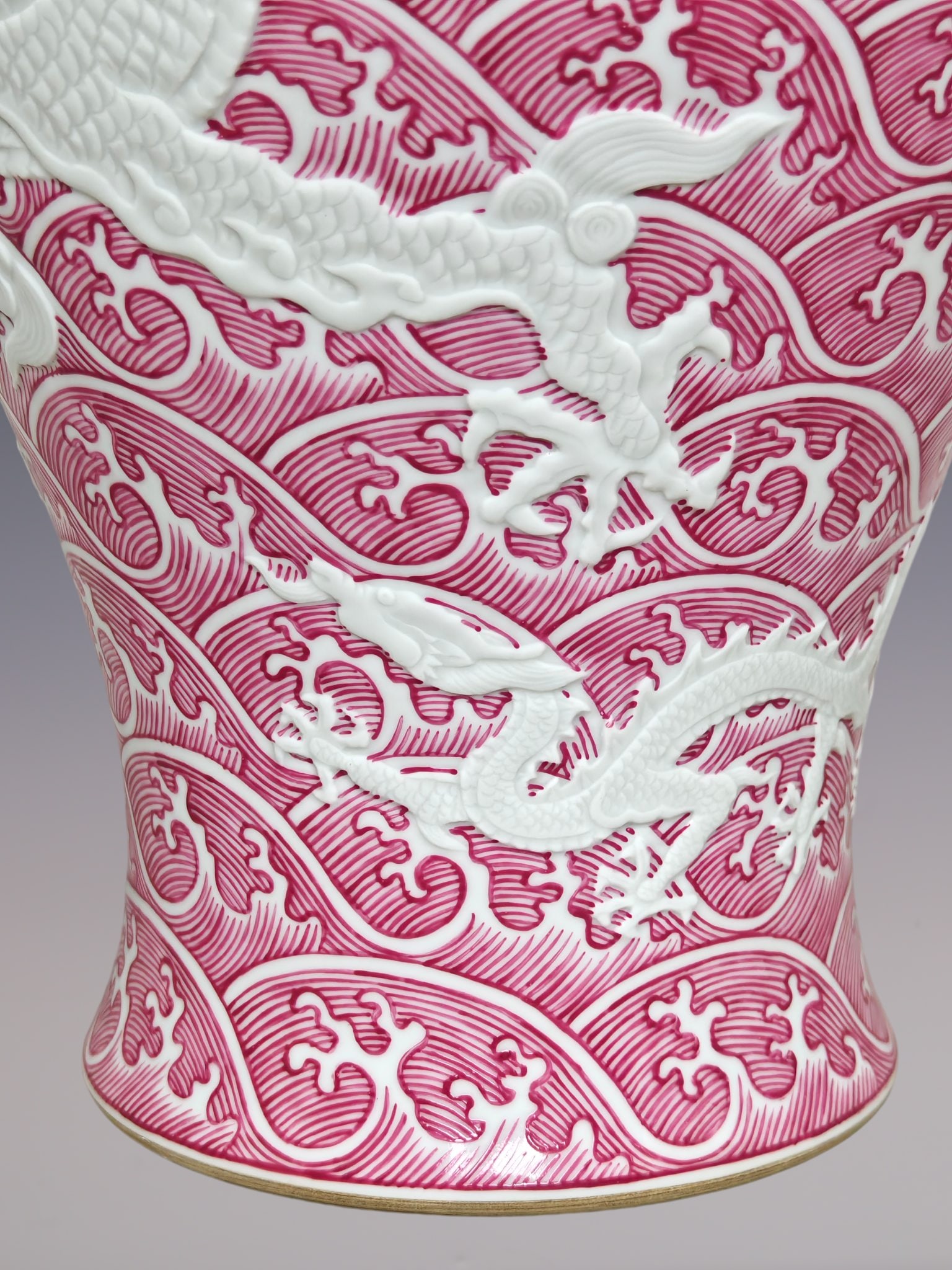 An Exquisite Enamel Ruby Red-Glazed Seawater Pattern Dragon Pattern Vase - 5