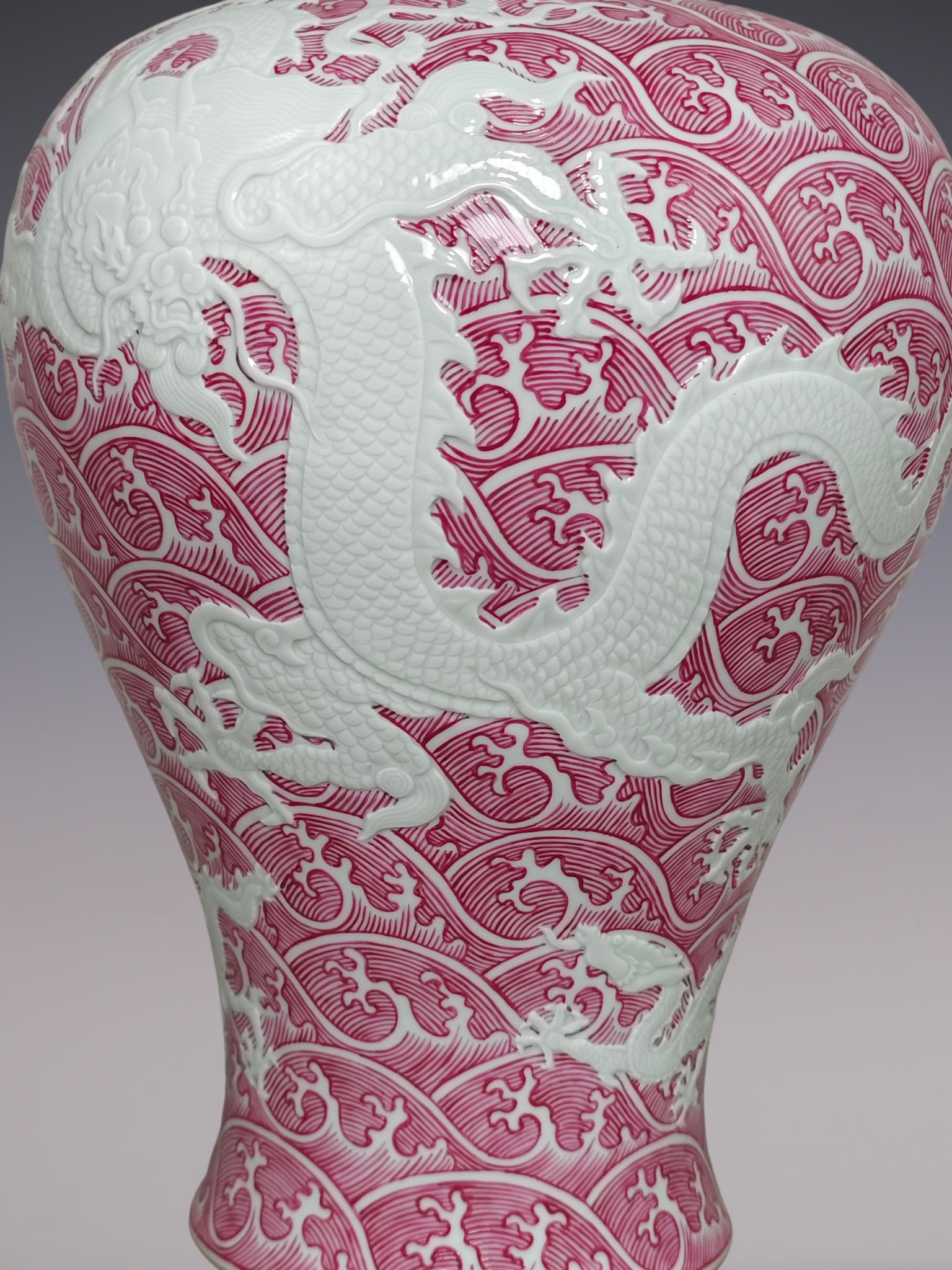An Exquisite Enamel Ruby Red-Glazed Seawater Pattern Dragon Pattern Vase - 6