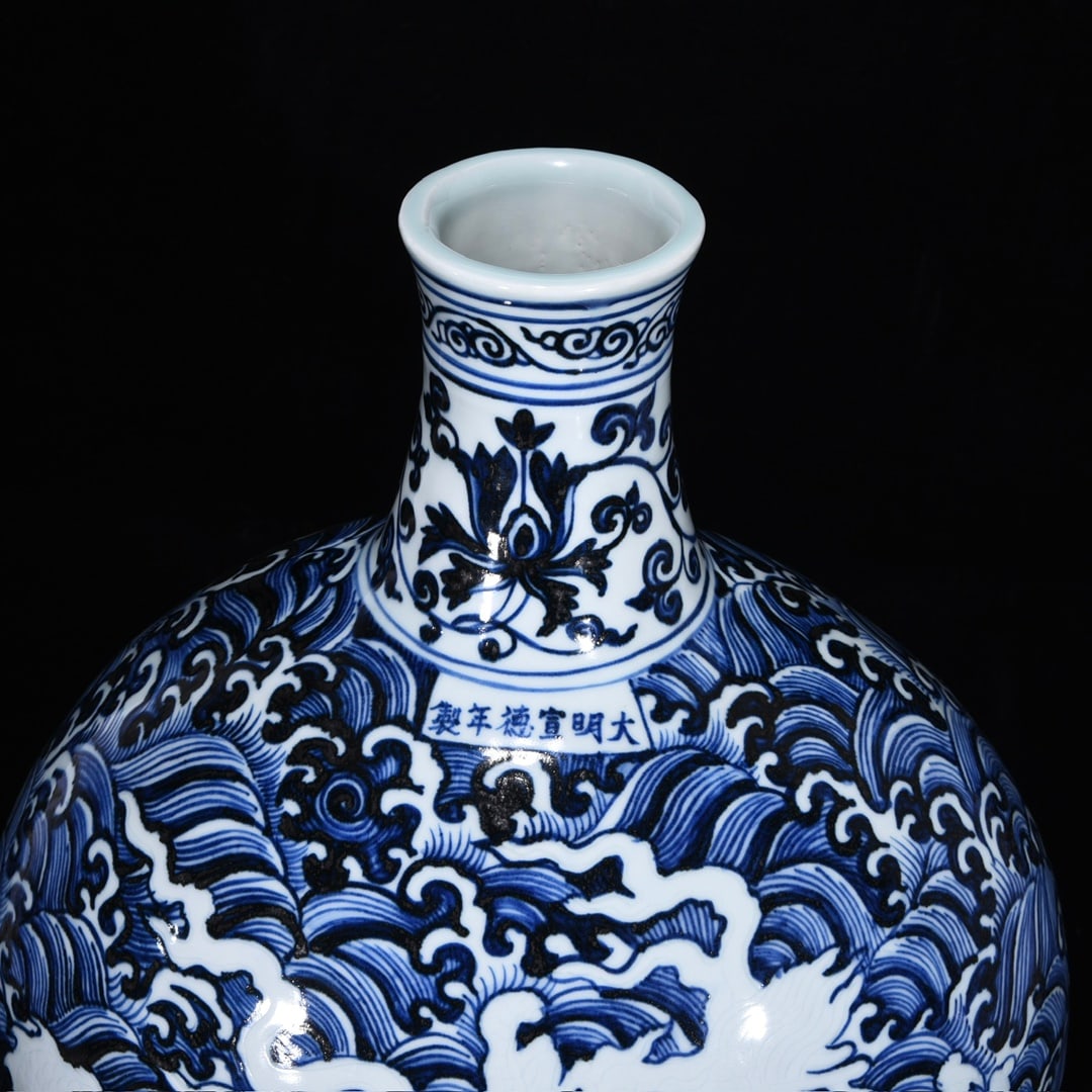 An Exquisite Blue and White Dragon Pattern Lotus Pattern Vase - 4