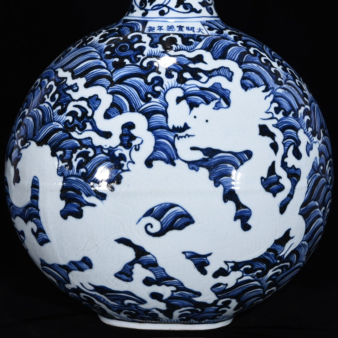An Exquisite Blue and White Dragon Pattern Lotus Pattern Vase - 5