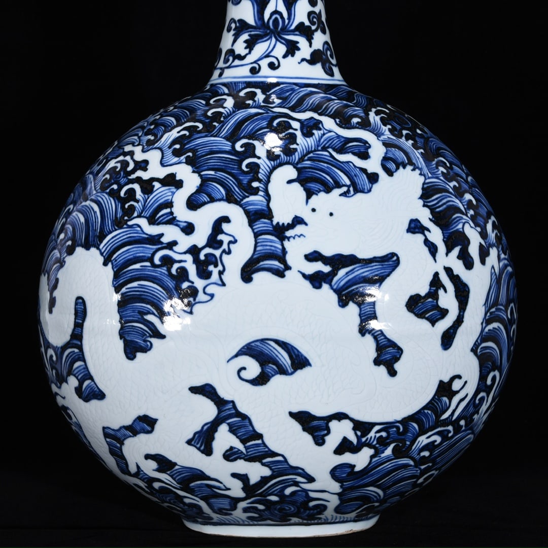 An Exquisite Blue and White Dragon Pattern Lotus Pattern Vase - 8