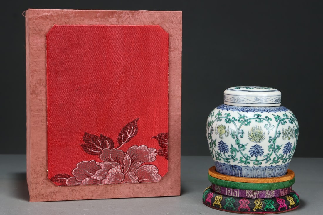 An Exquisite Doucai Lotus Pattern Jar - 2