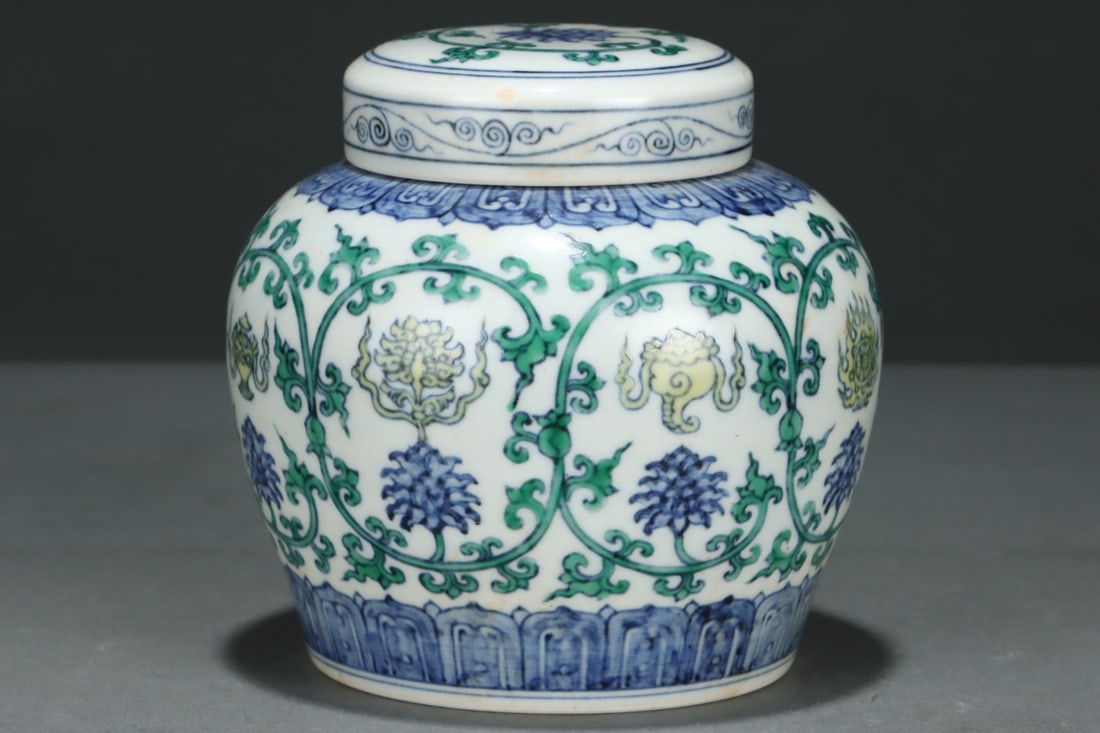 An Exquisite Doucai Lotus Pattern Jar - 3