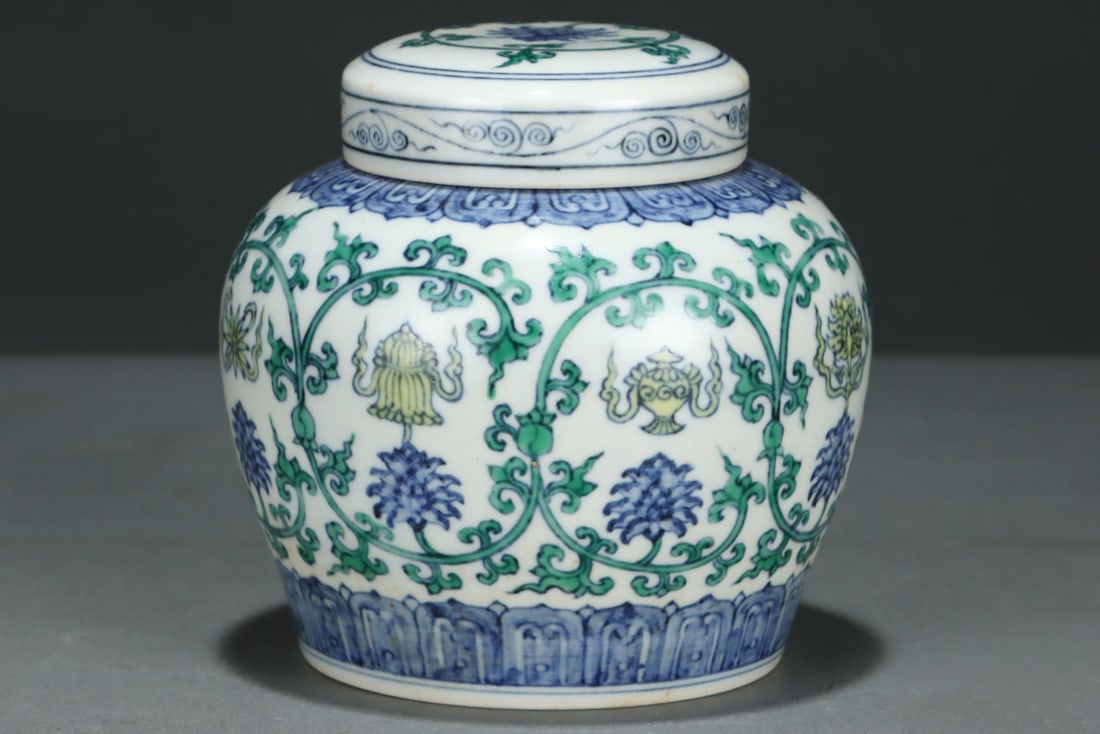 An Exquisite Doucai Lotus Pattern Jar - 4