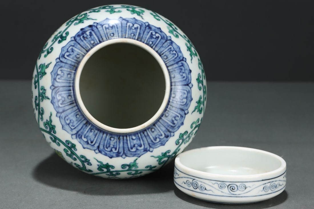 An Exquisite Doucai Lotus Pattern Jar - 8