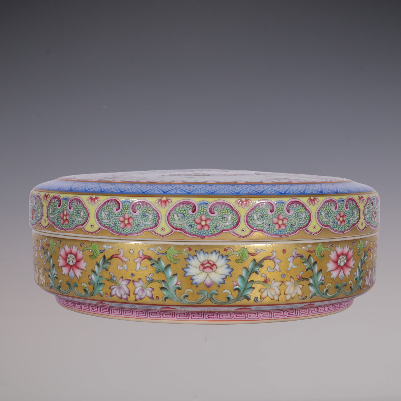 An Exquisite Enamel Lotus Pattern Flower and Bird Pattern Box: An Exquisite Enamel Lotus Pattern Flower and Bird Pattern Box Qing Dynasty, China Qianlong Six-character Mark Size:2.2inx6.5in珐琅彩金地缠枝莲开&#