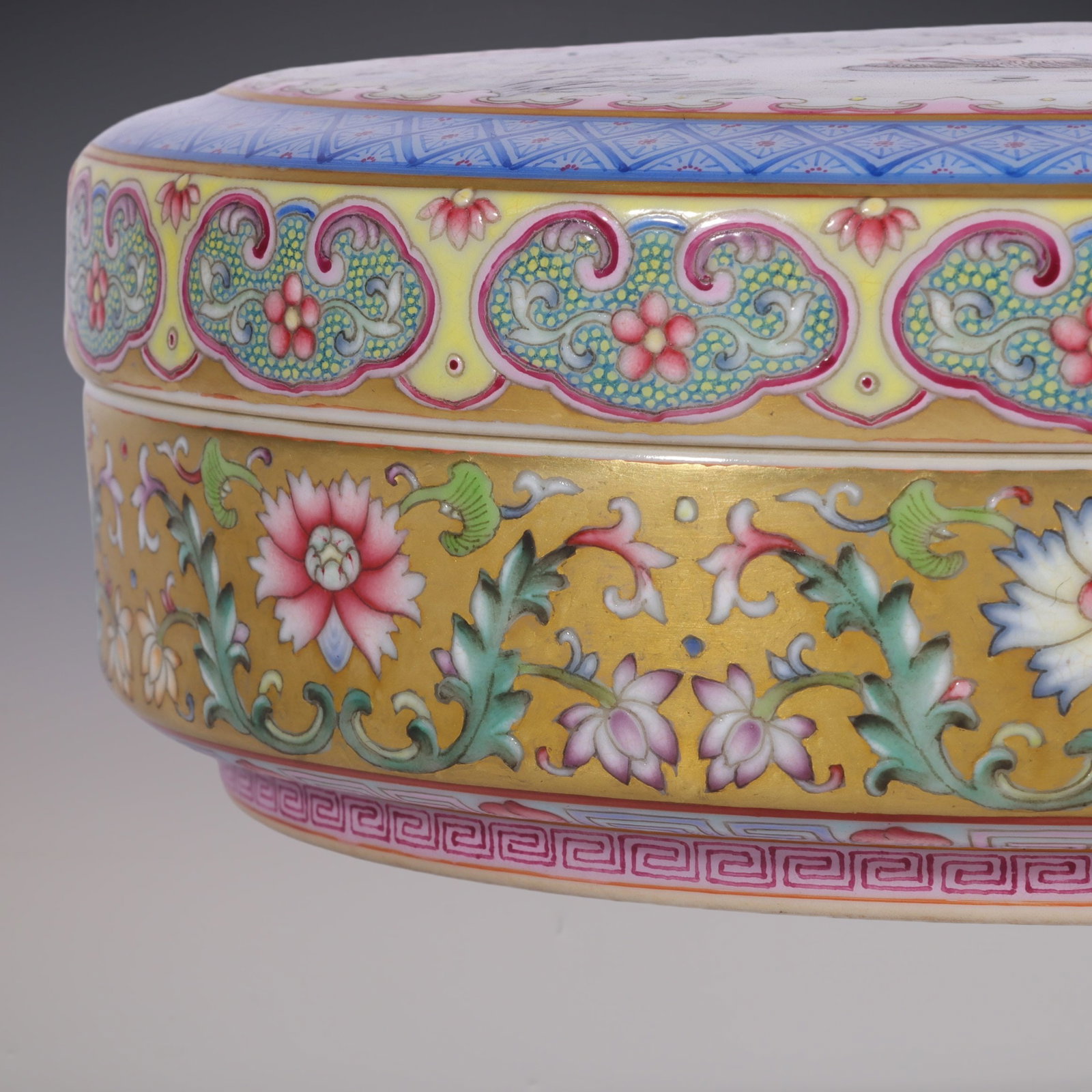 An Exquisite Enamel Lotus Pattern Flower and Bird Pattern Box - 2