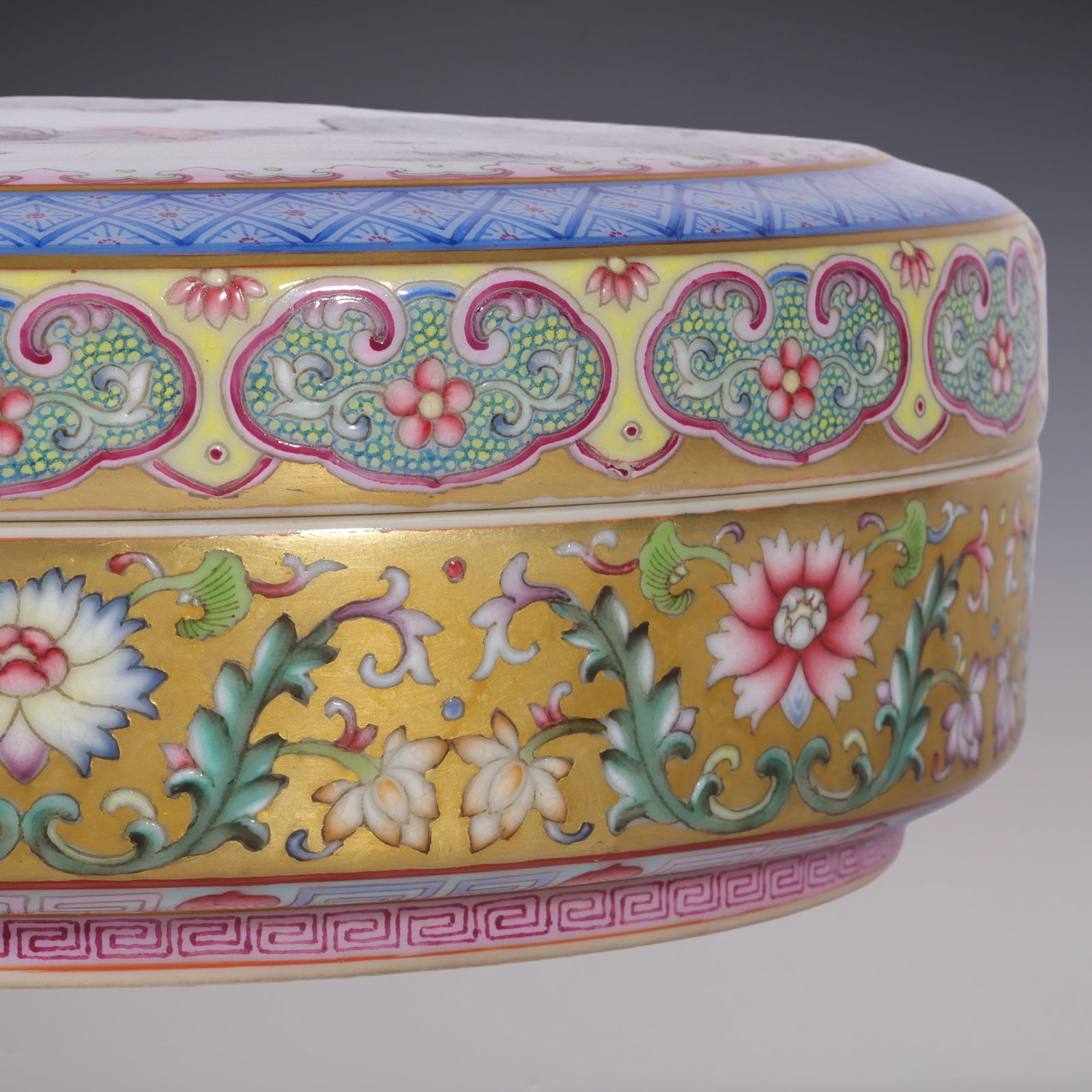 An Exquisite Enamel Lotus Pattern Flower and Bird Pattern Box - 3