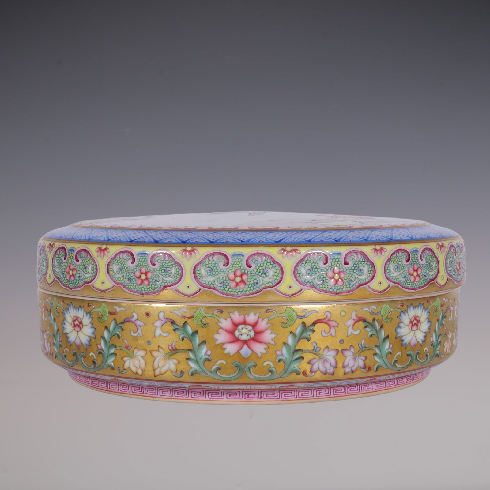 An Exquisite Enamel Lotus Pattern Flower and Bird Pattern Box - 4